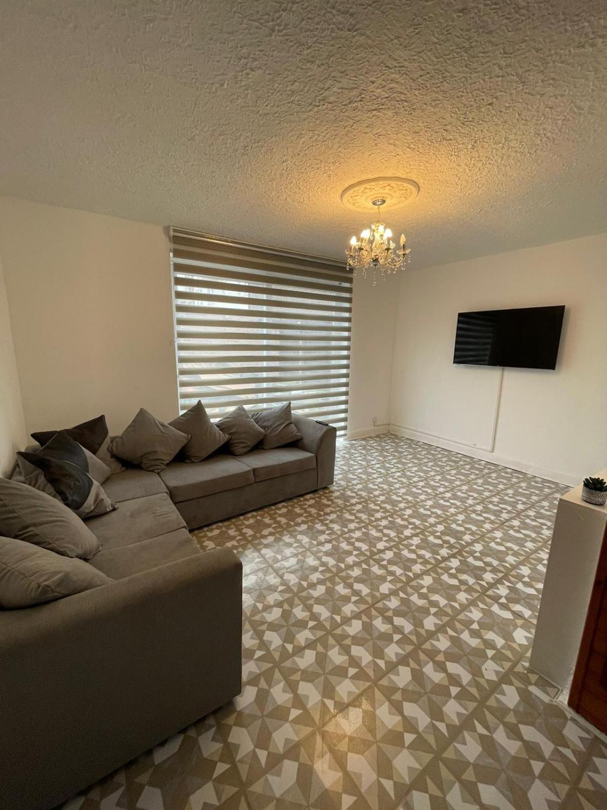 Lovely Spacious 3 Bedroom House With Sofa Bed, 30 Minutes From