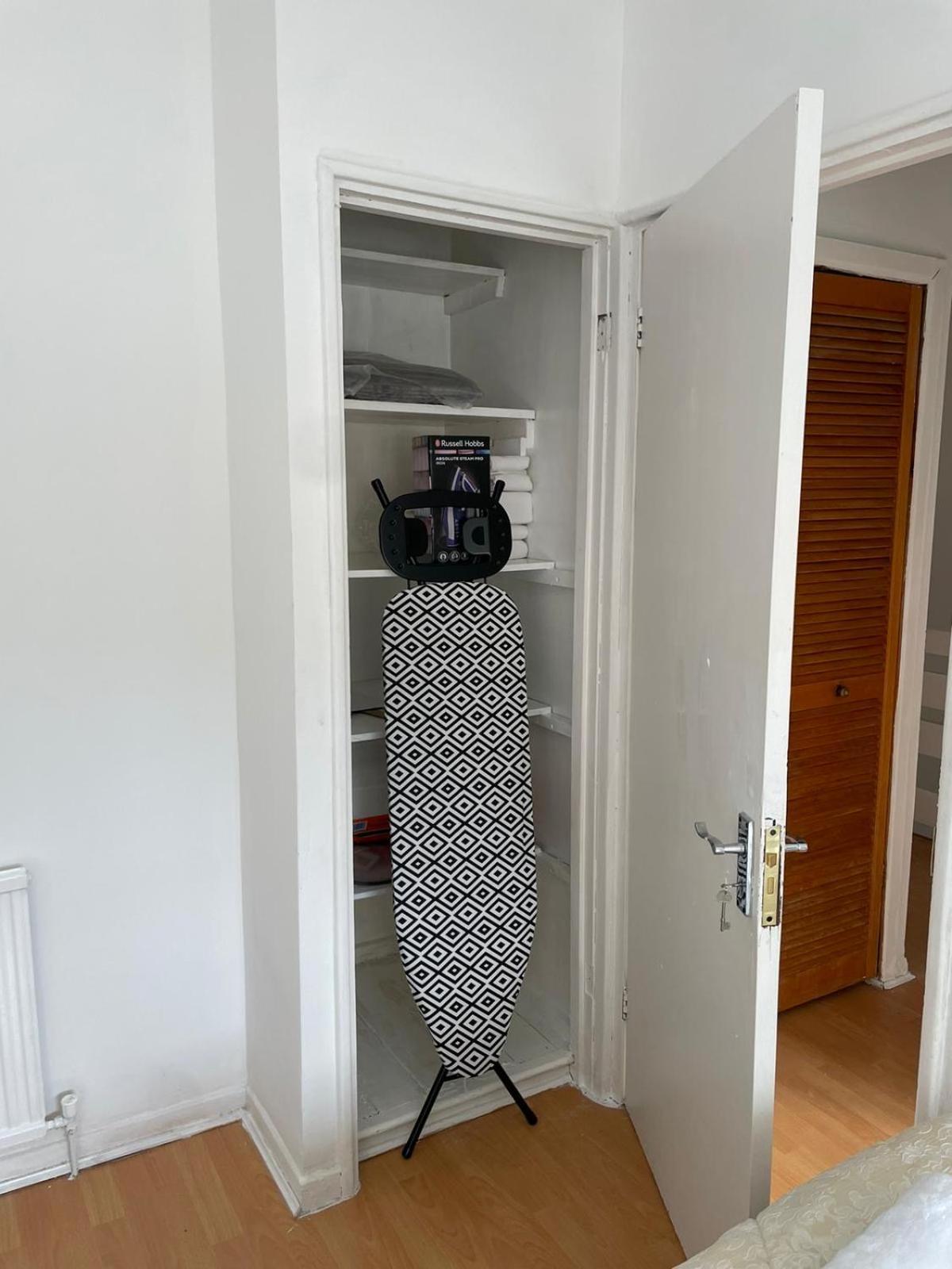 Lovely Spacious 3 Bedroom House With Sofa Bed, 30 Minutes From Ferienhaus London