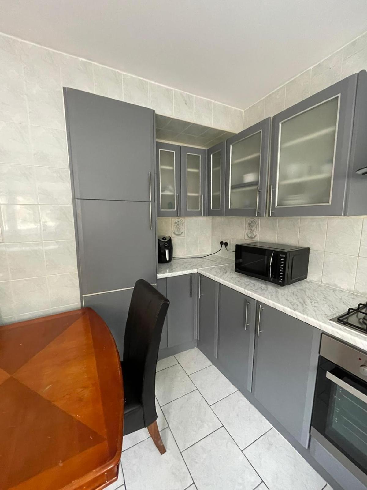 Lovely Spacious 3 Bedroom House With Sofa Bed, 30 Minutes From * London