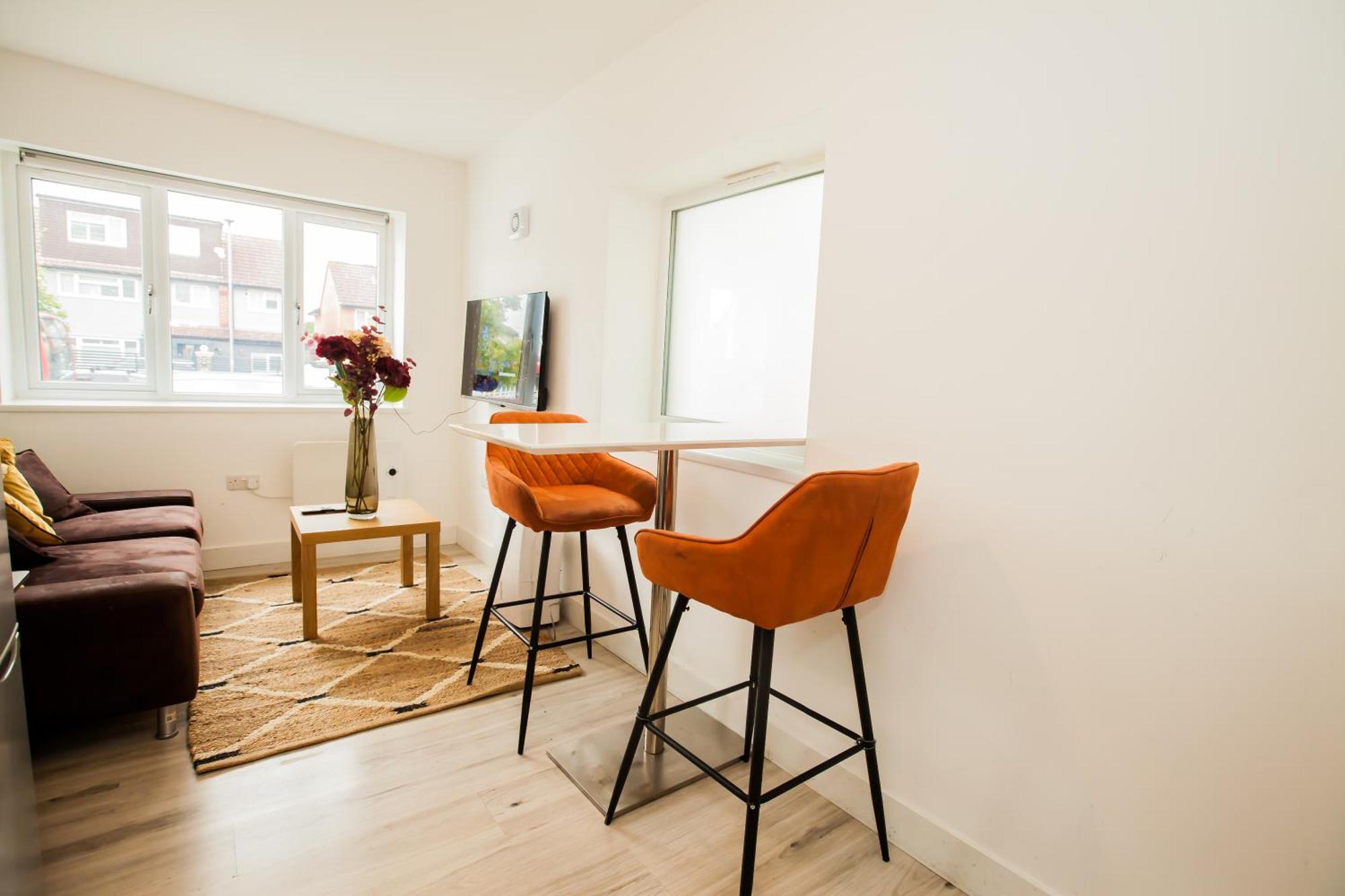 Coombe Hill 2 Bedroom House & Parking * Londres