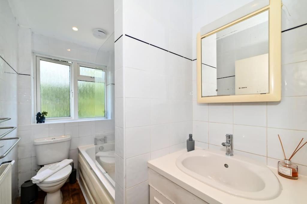 3-bedroom With Parking In Maida Vale Appartement