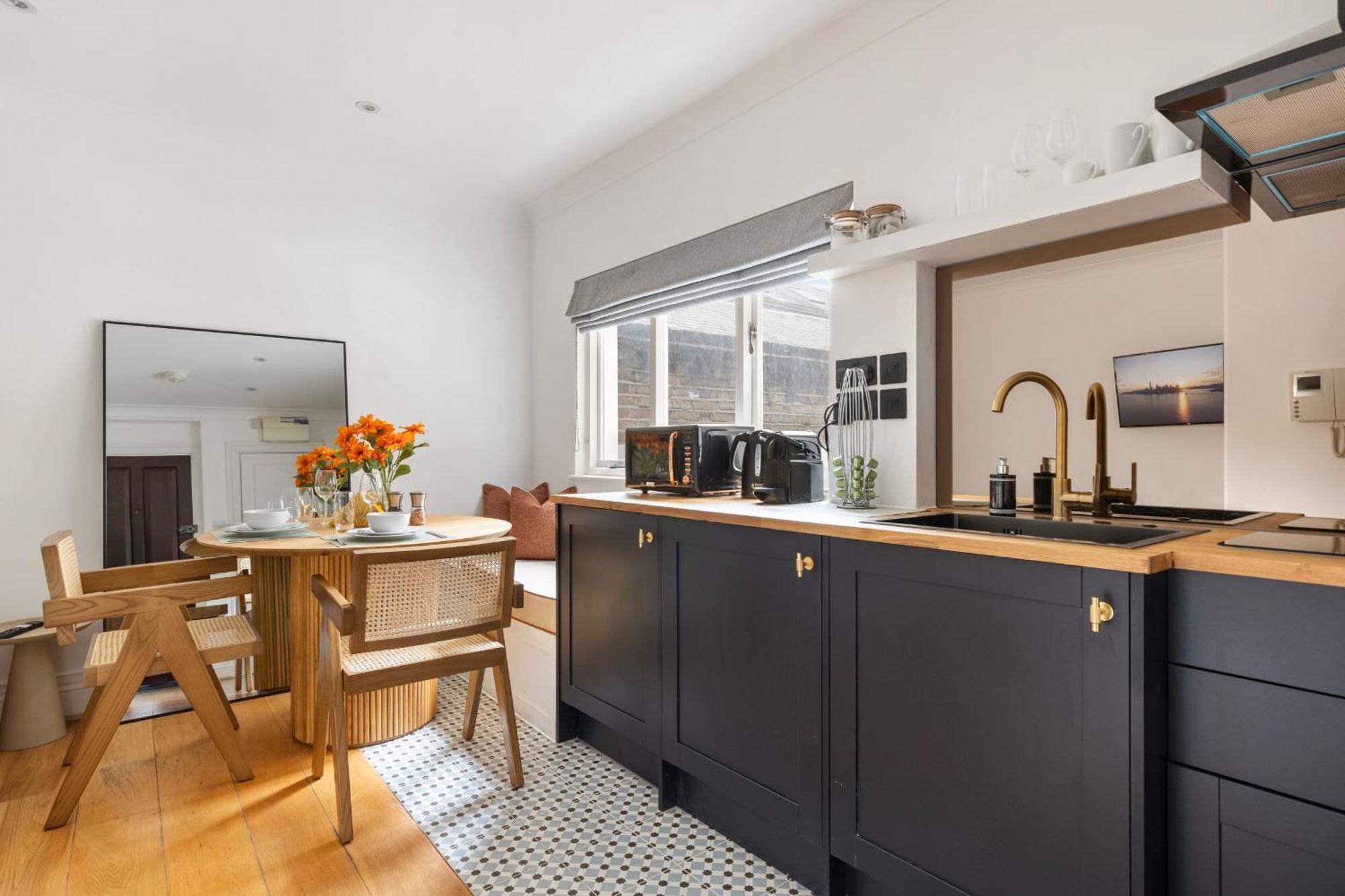 Luxurious Retreat - La Reserve Knightsbridge Apartment