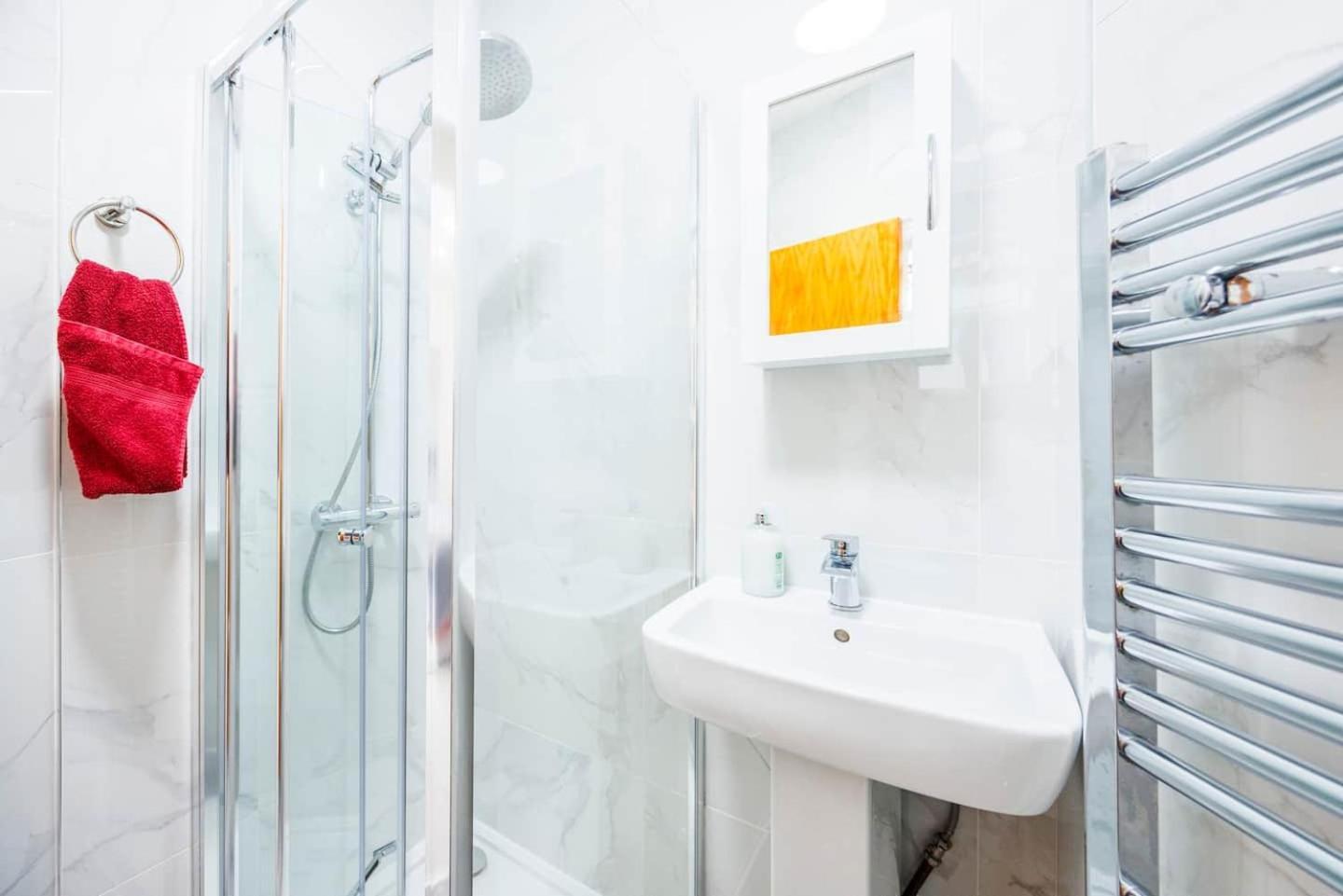 Three Bedrooms 3 Bathrooms In Londres
