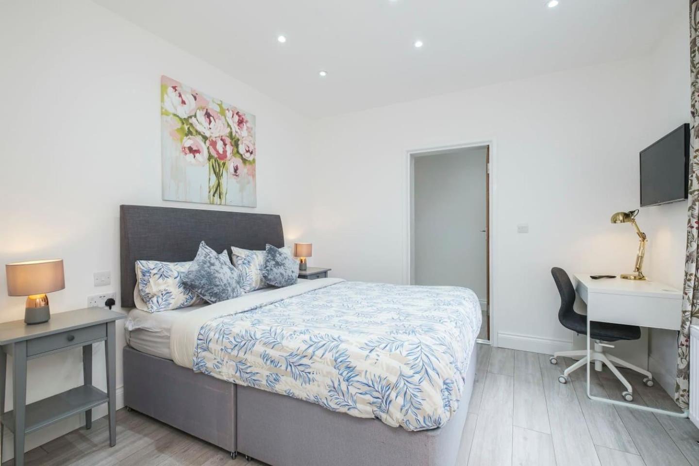 Three Bedrooms 3 Bathrooms In Appartement *
