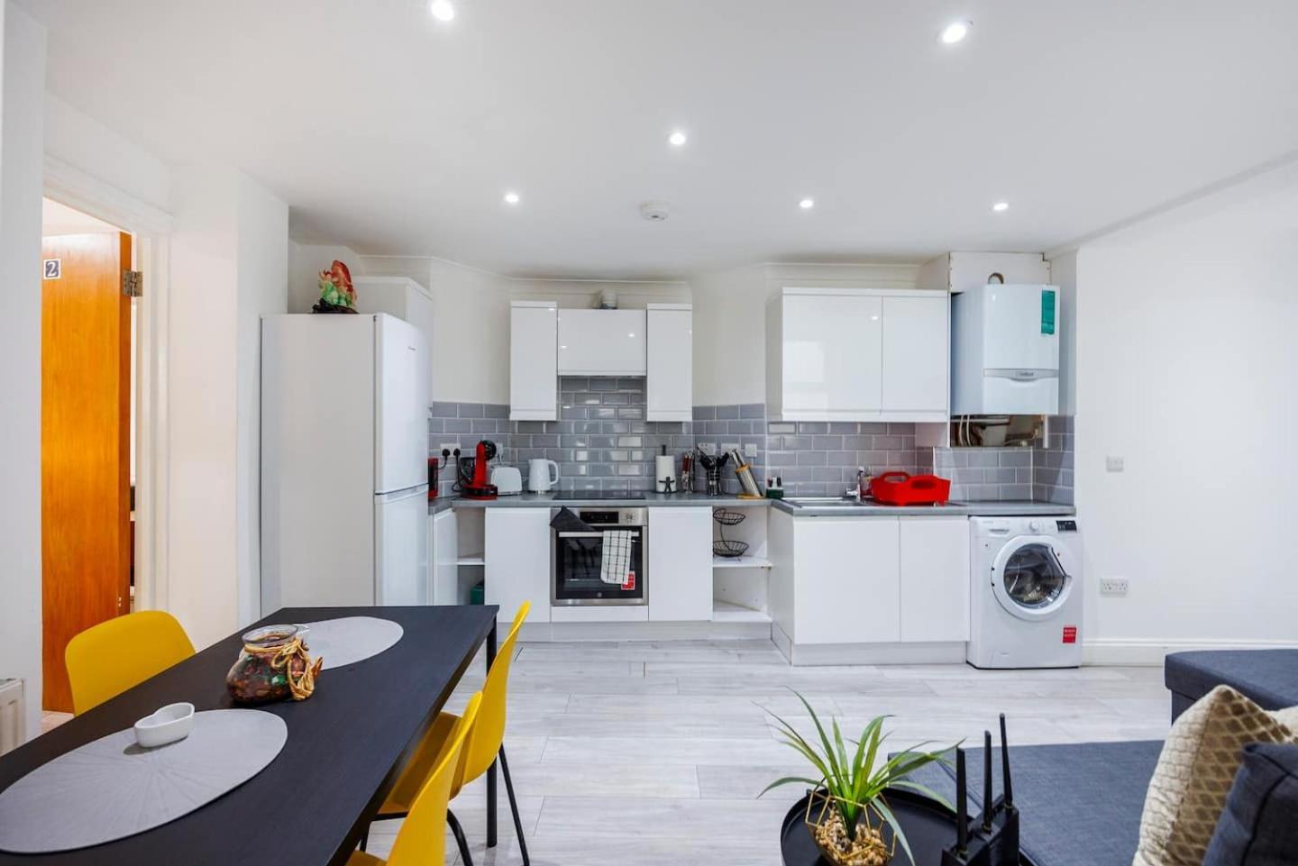 Three Bedrooms 3 Bathrooms In *