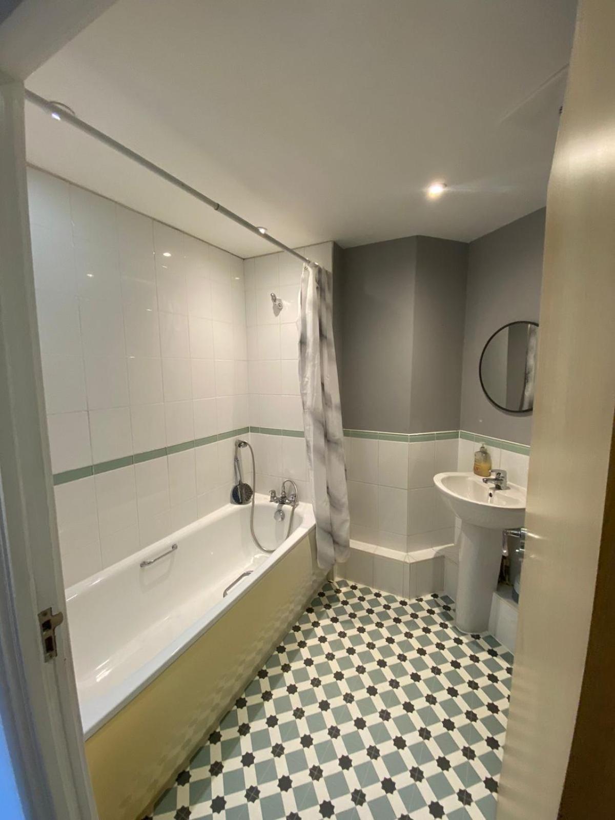 Modern Two Bedroom Two Bath Opp Tube Station * Londres