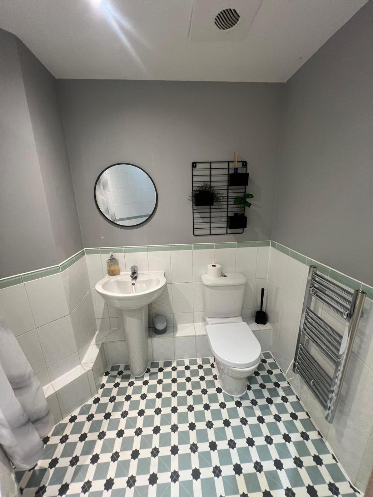 Modern Two Bedroom Two Bath Opp Tube Station Apartamento Londres