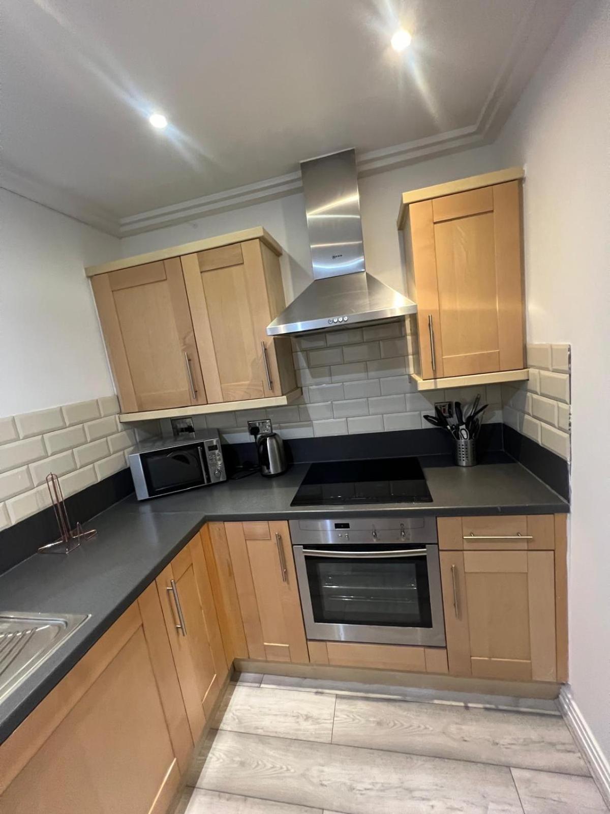 Modern Two Bedroom Two Bath Opp Tube Station * Londres