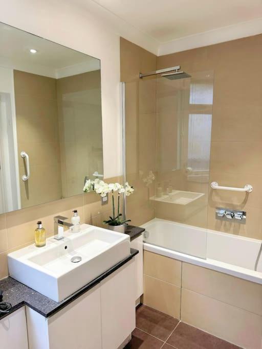 The Mayfair Comfort Apartamento