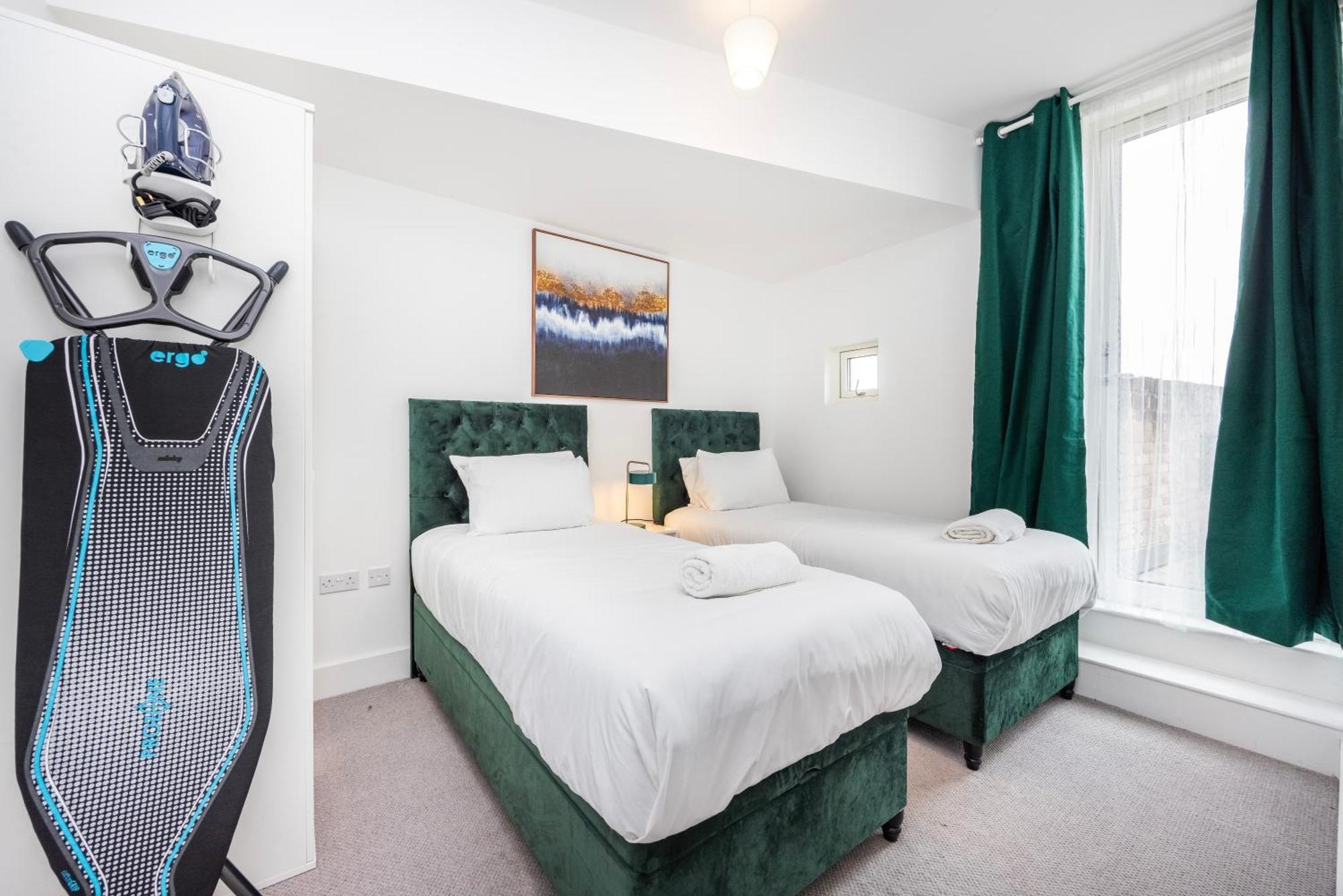 Modern 3 Bedroom House With Balconies & Parking Londres