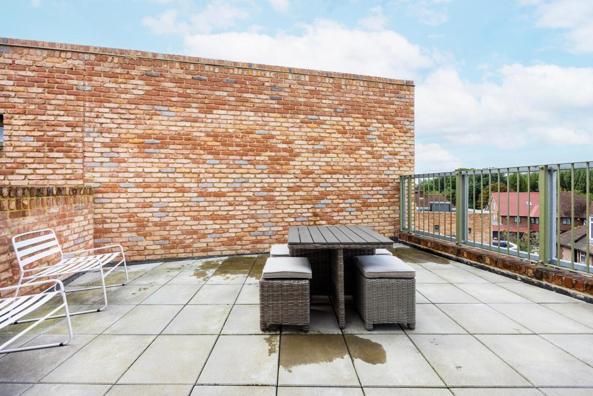 Modern 3 Bedroom House With Balconies & Parking * Londres