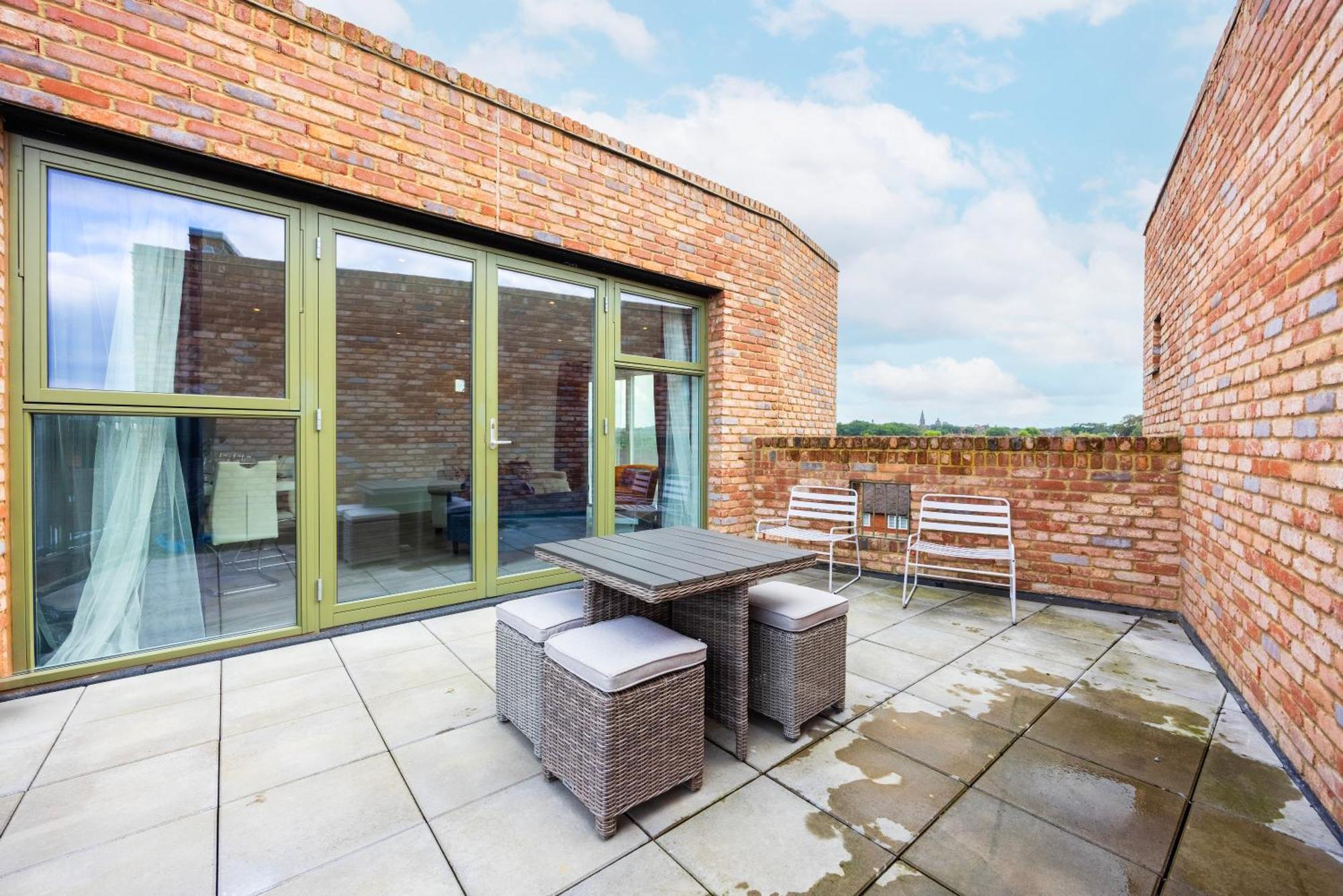 Modern 3 Bedroom House With Balconies & Parking Appartement