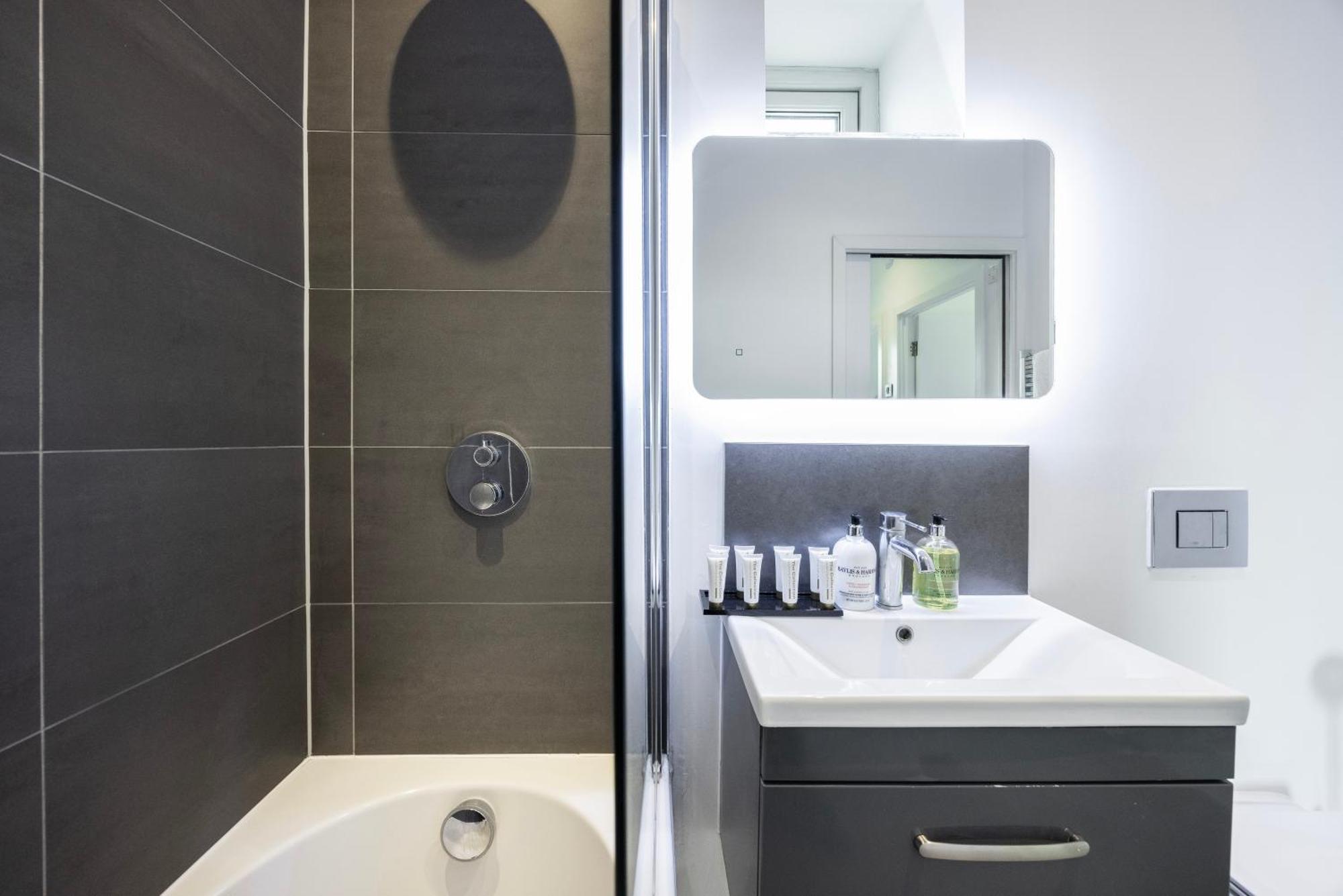 Modern 3 Bedroom House With Balconies & Parking Appartement *