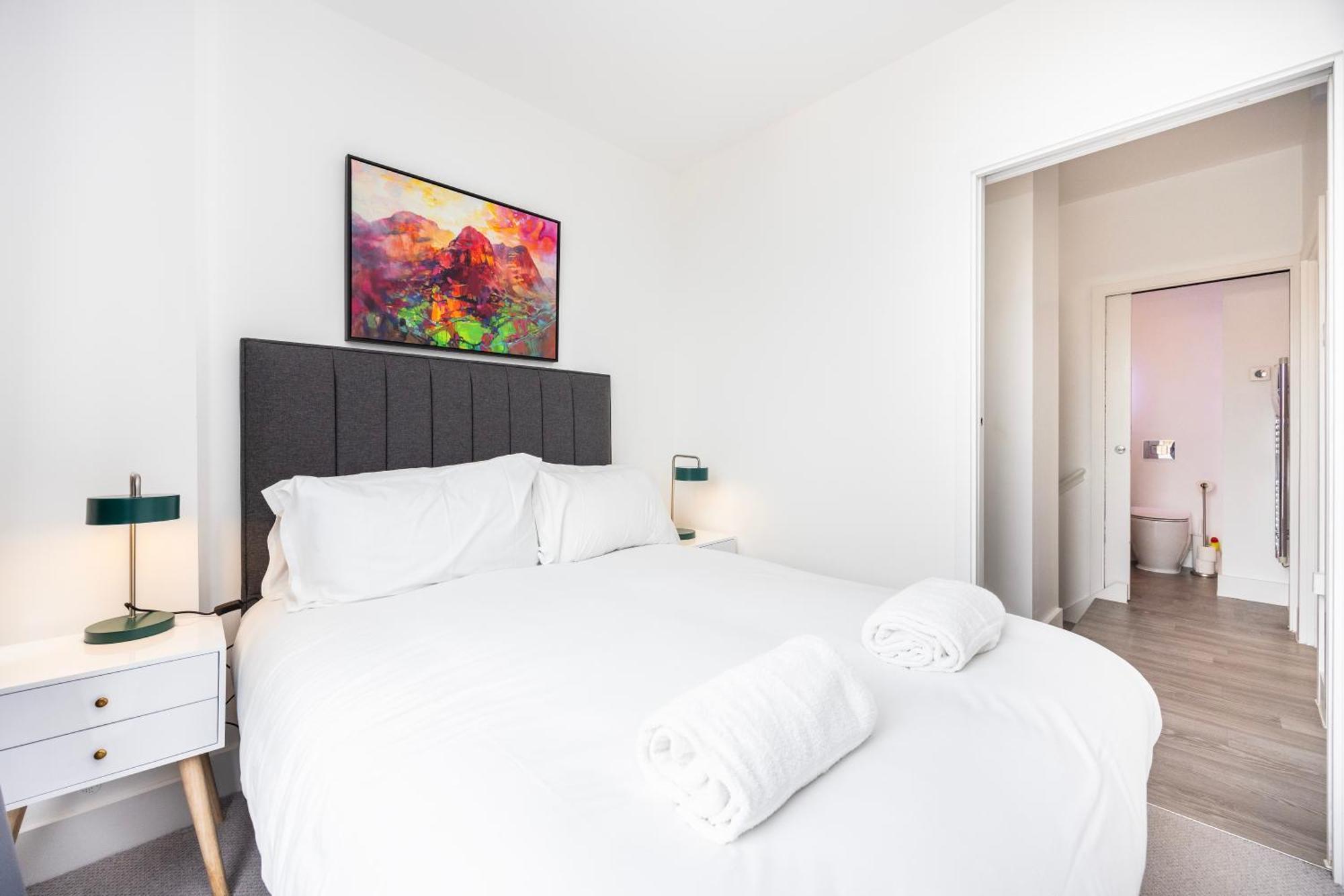 Appartement Modern 3 Bedroom House With Balconies & Parking