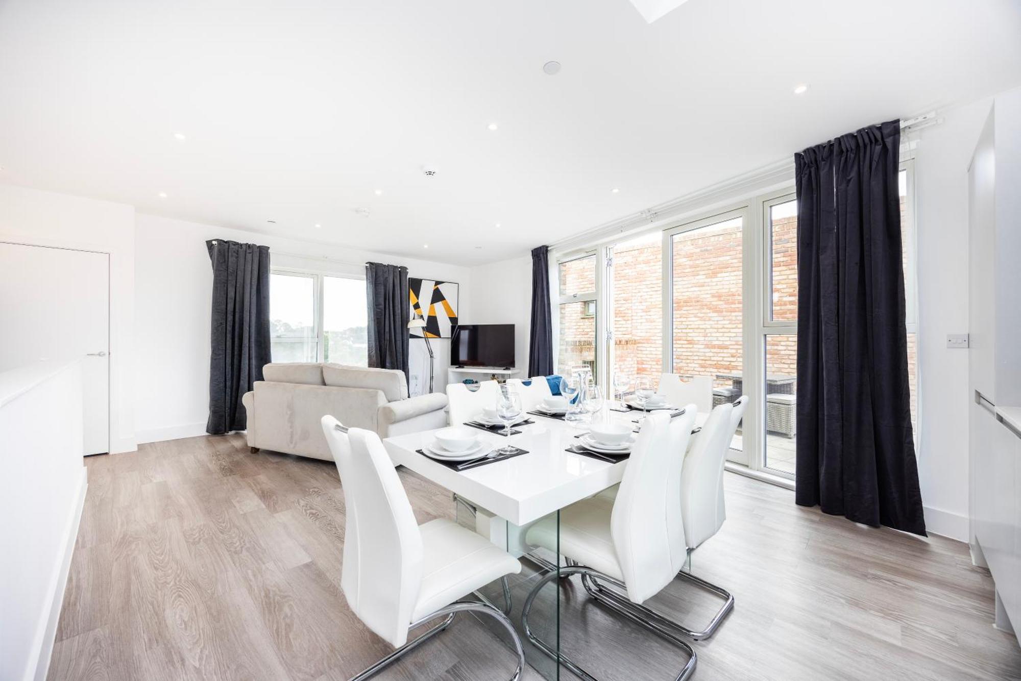 Modern 3 Bedroom House With Balconies & Parking Appartement Londres
