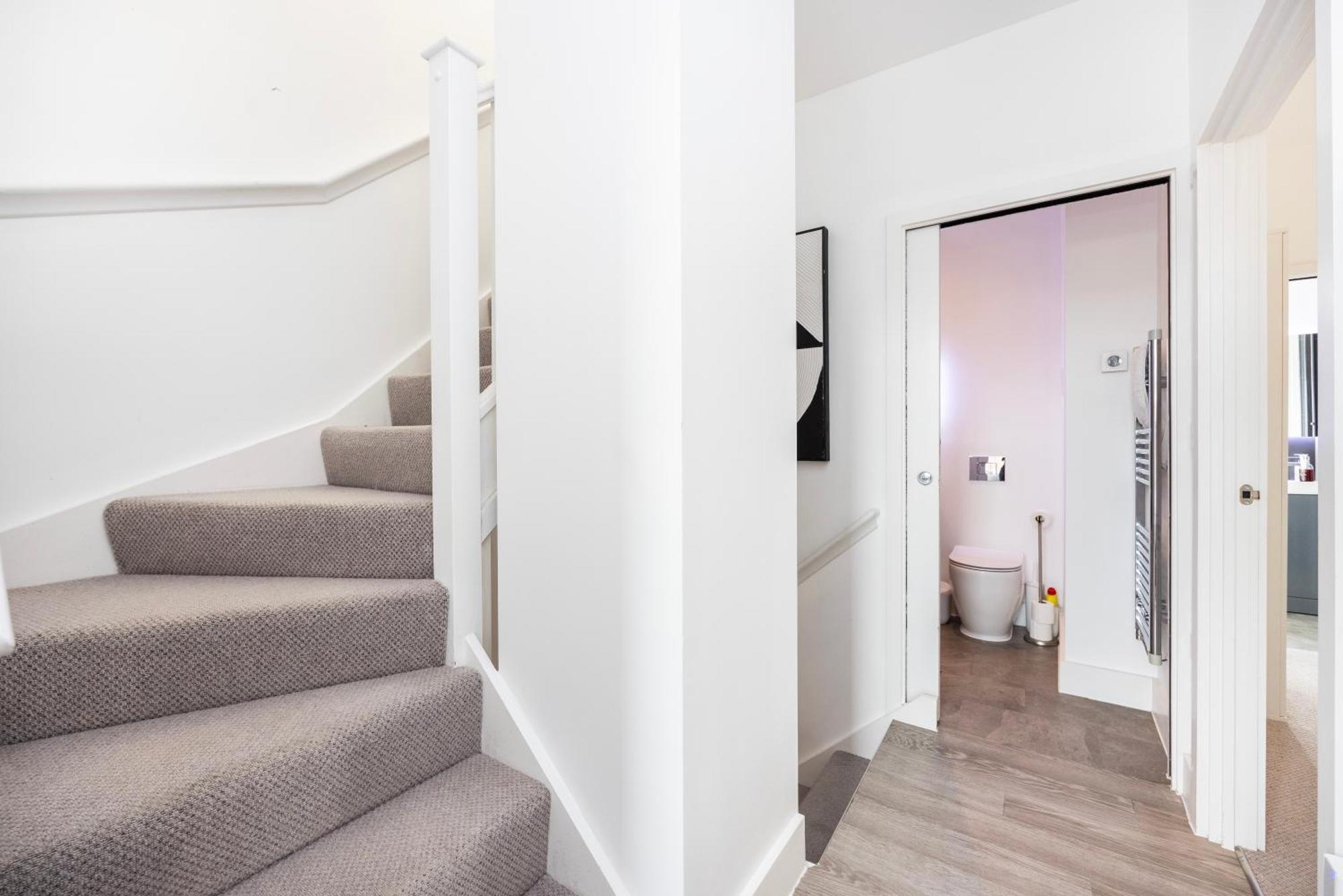 Modern 3 Bedroom House With Balconies & Parking Londres