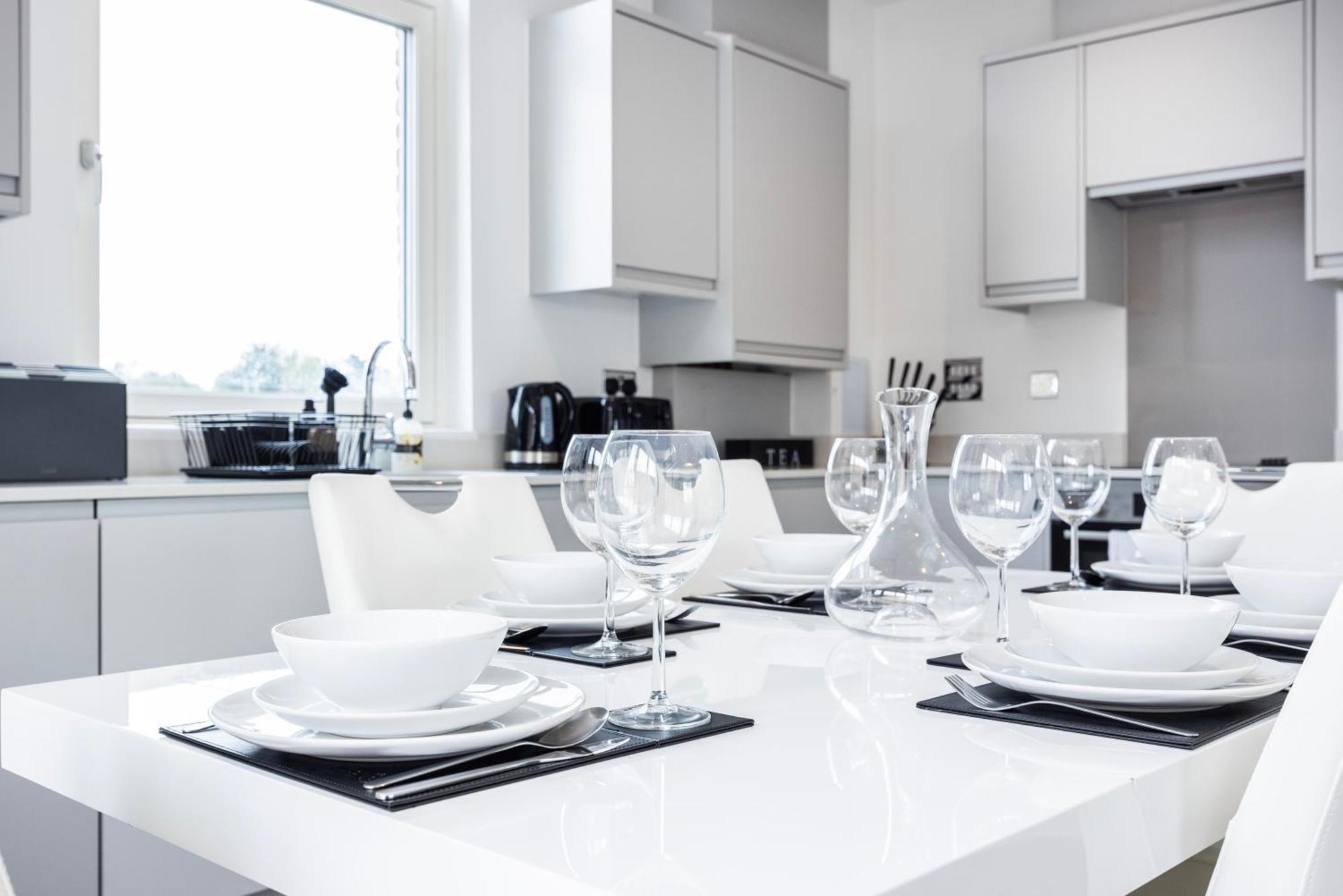 Modern 3 Bedroom House With Balconies & Parking * Londres