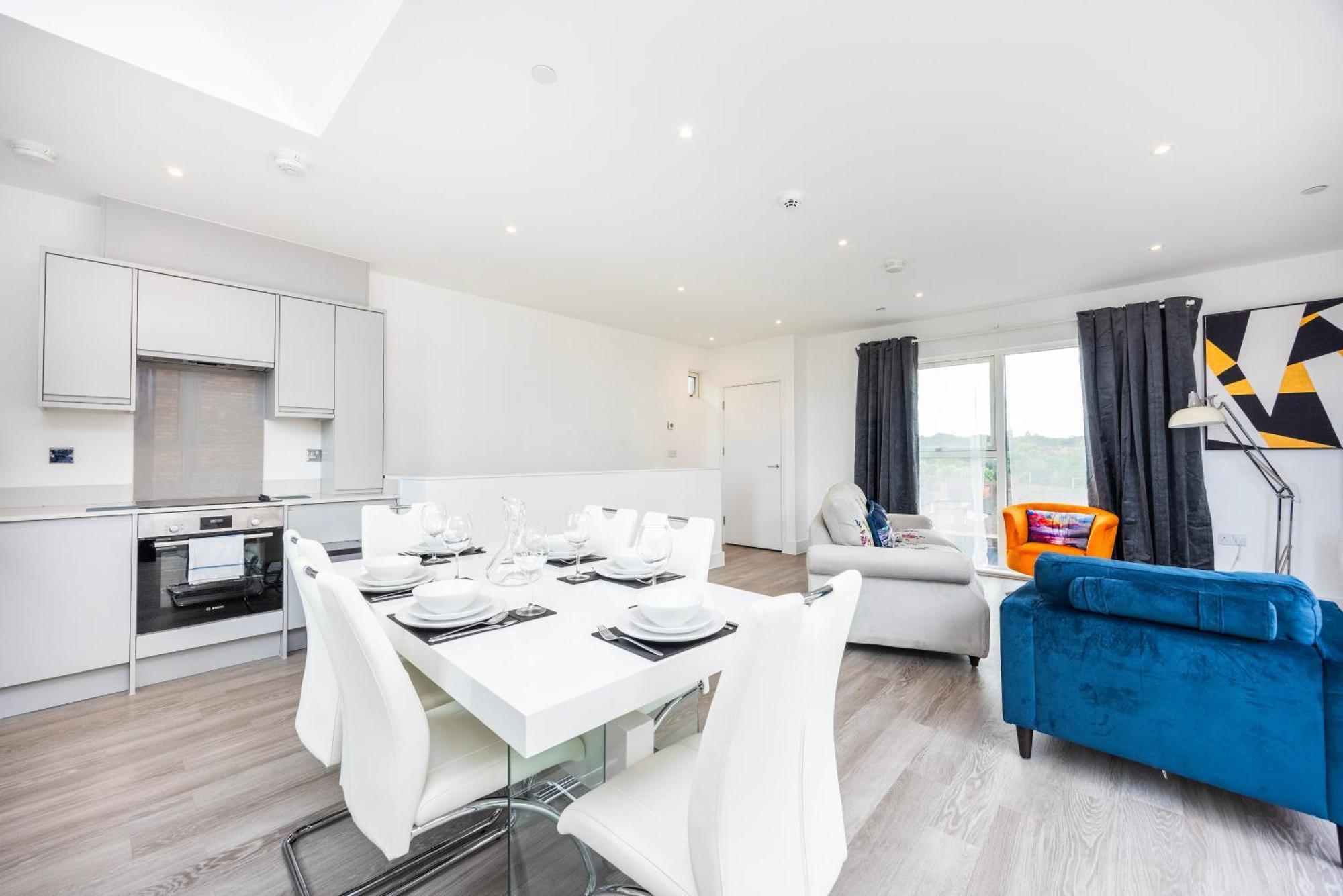 Modern 3 Bedroom House With Balconies & Parking * Londres
