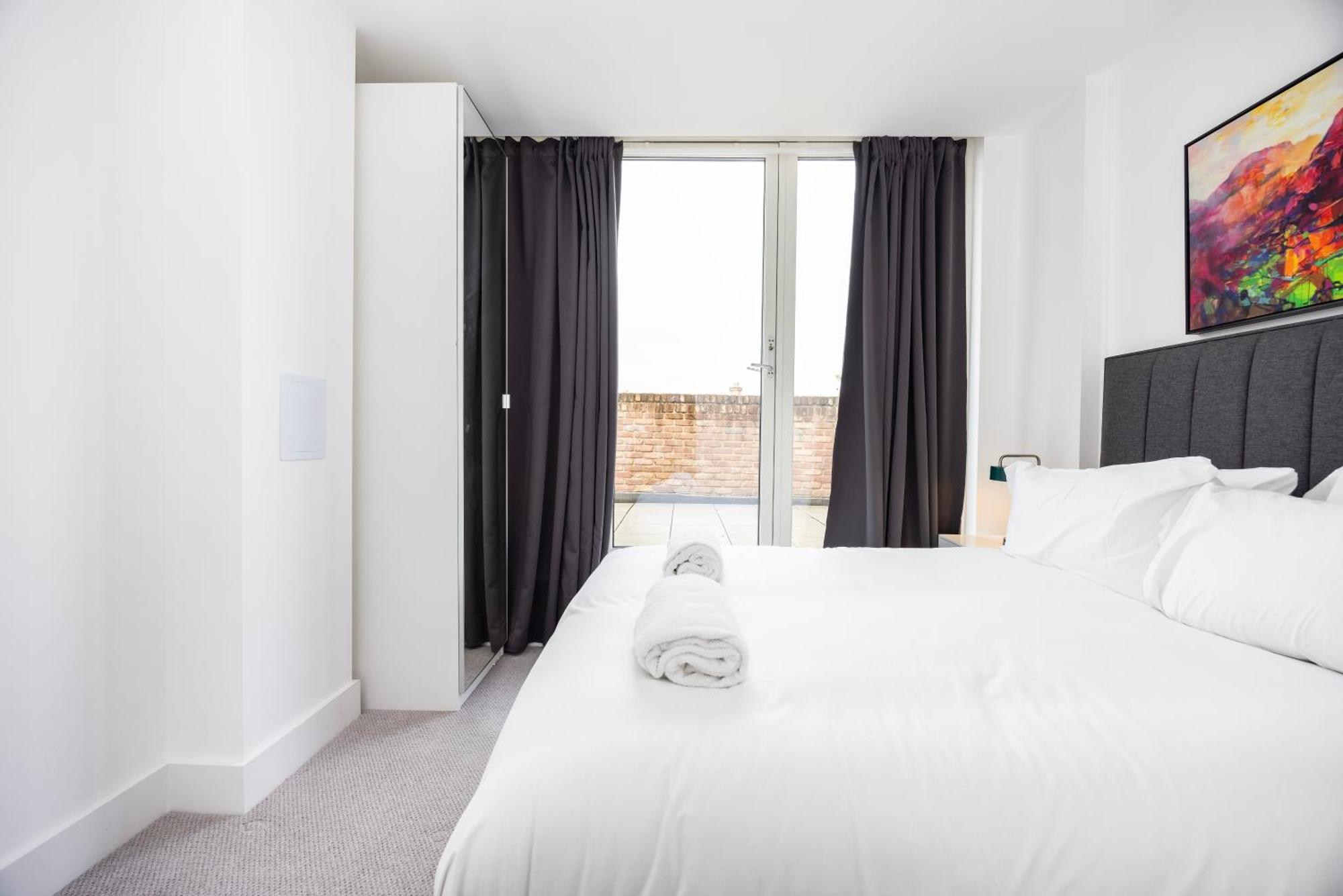 Modern 3 Bedroom House With Balconies & Parking Appartement Londres