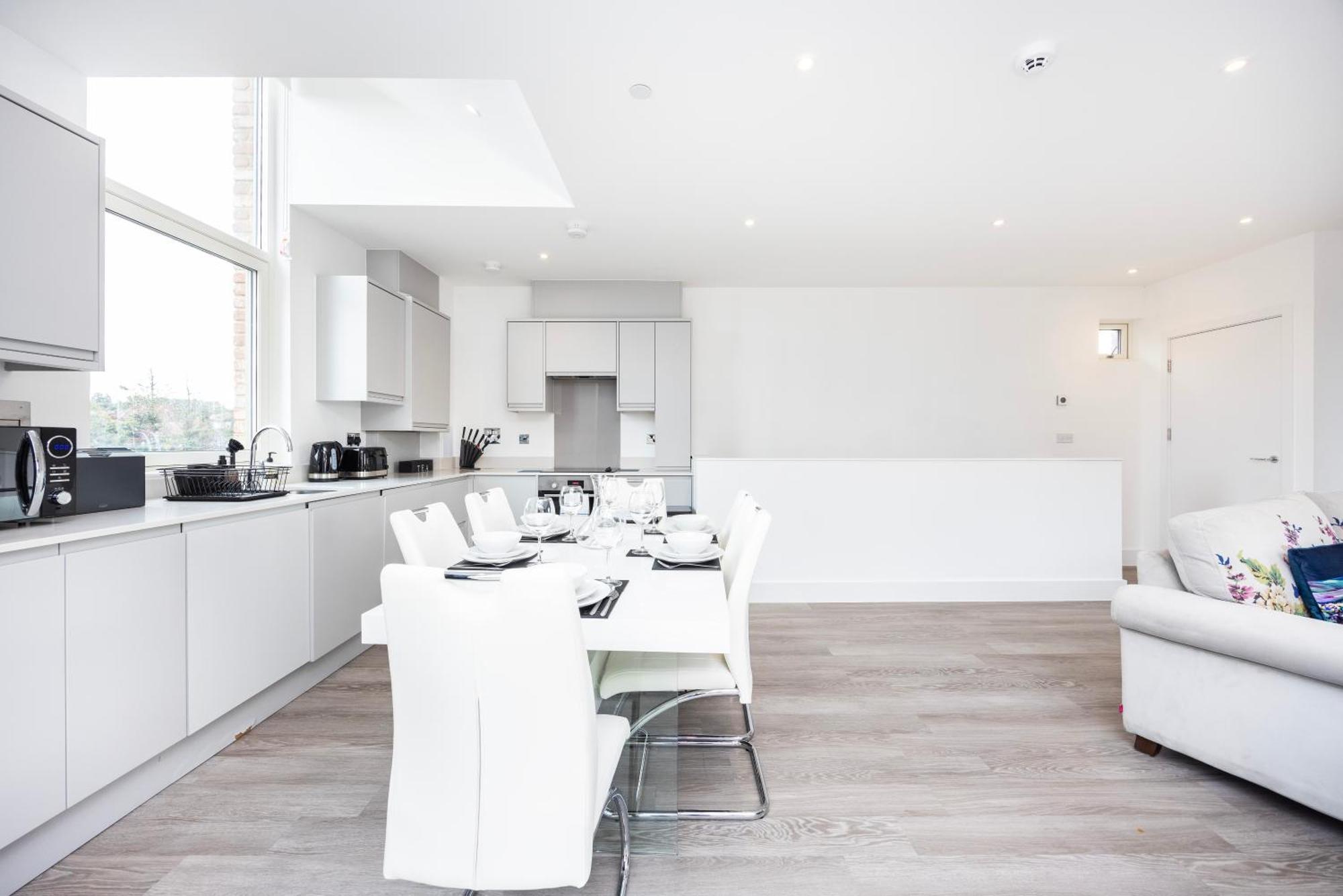 Modern 3 Bedroom House With Balconies & Parking Londres