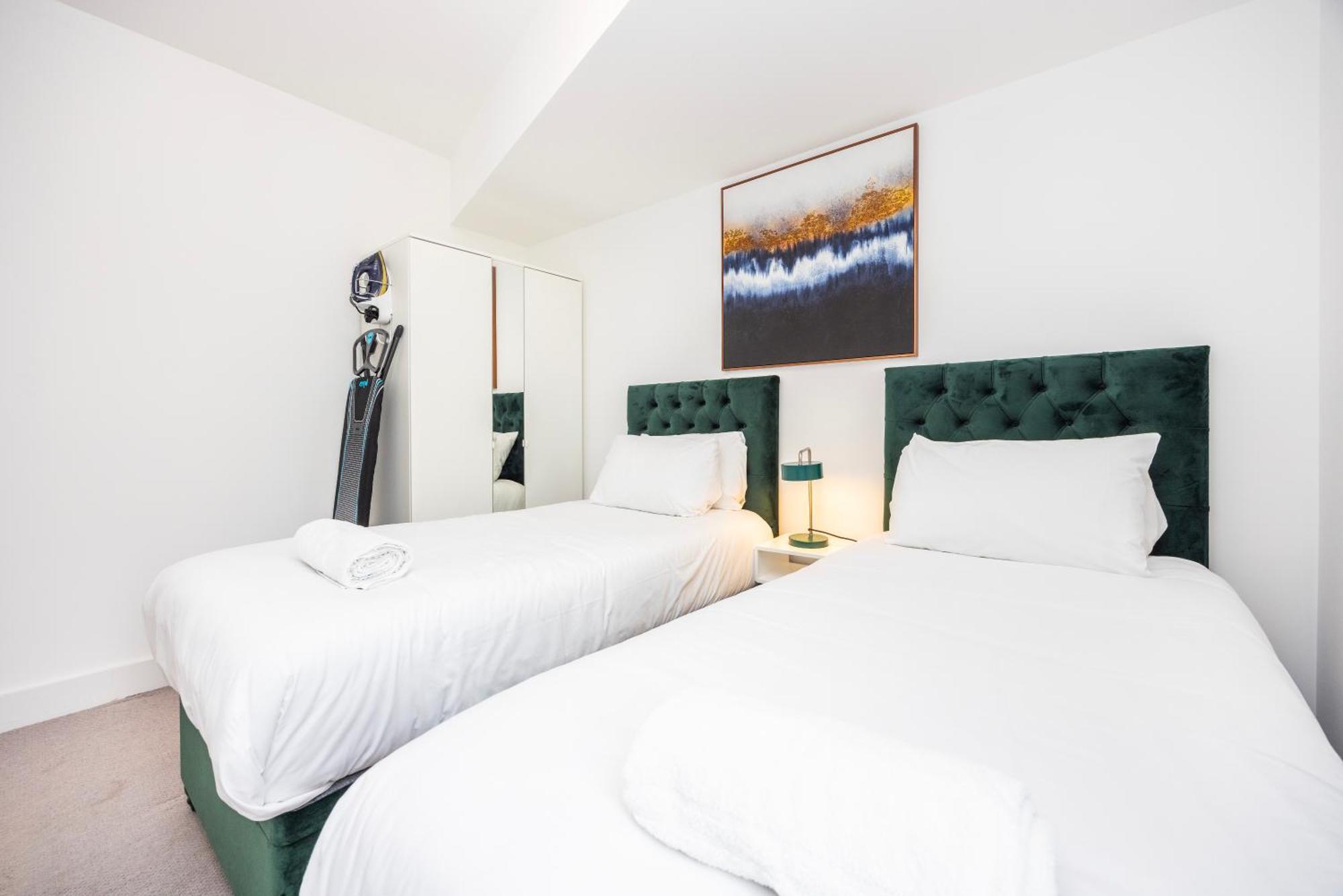 Modern 3 Bedroom House With Balconies & Parking * Londres