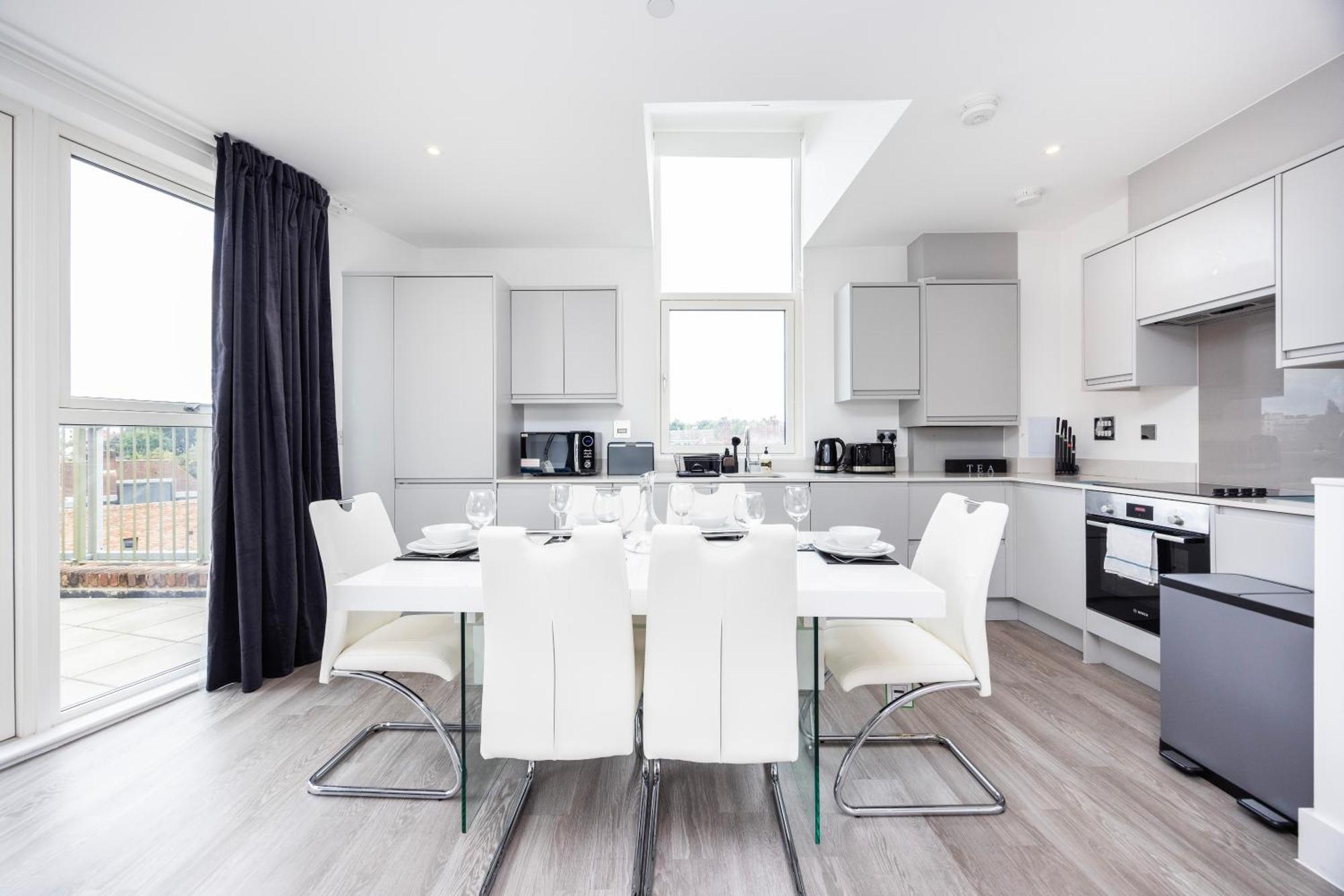 Appartement Modern 3 Bedroom House With Balconies & Parking