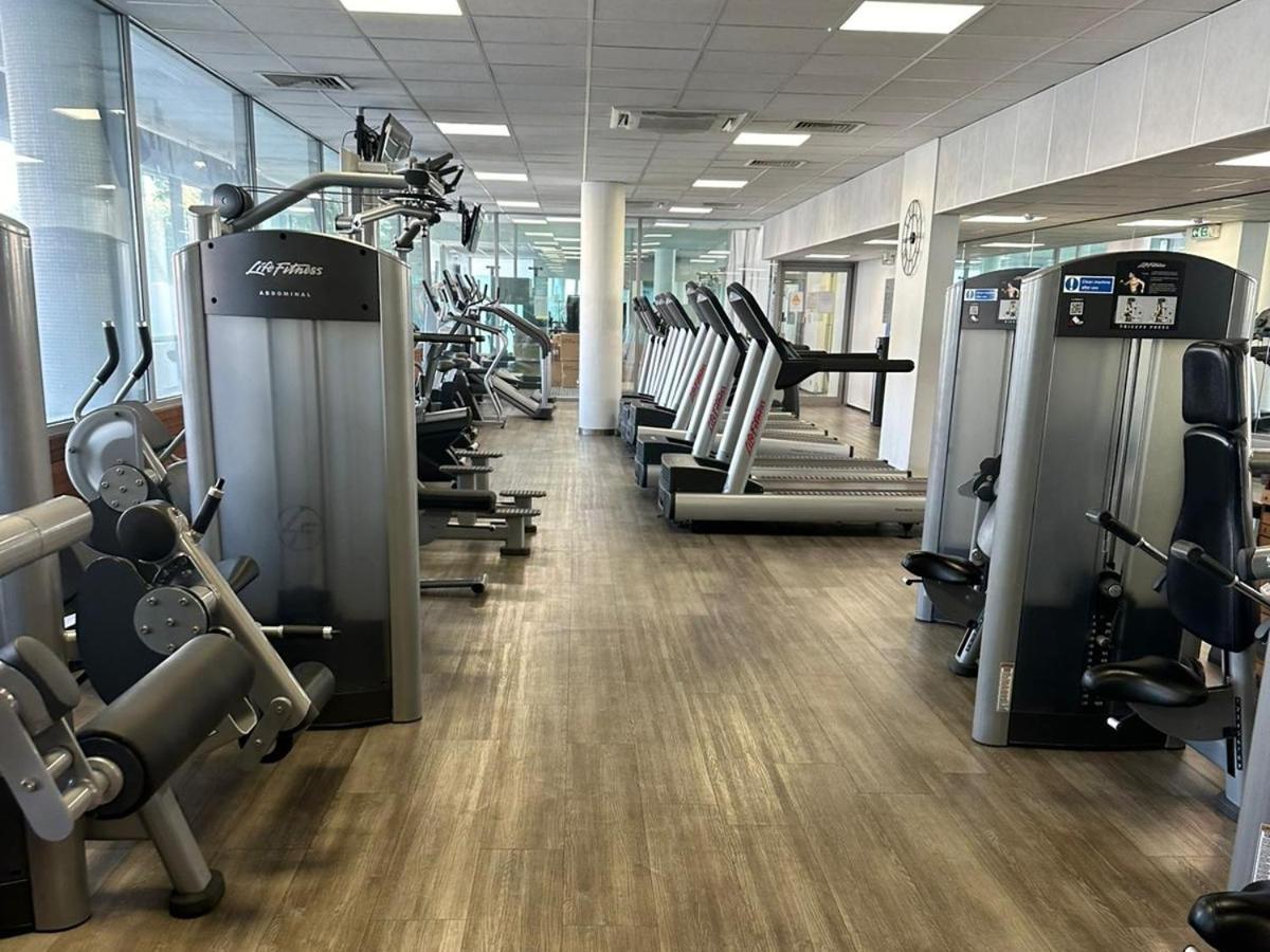 Charming 1bdr Serviced Condo! 4 Guests Pool N Free Parking Apartamento Londres