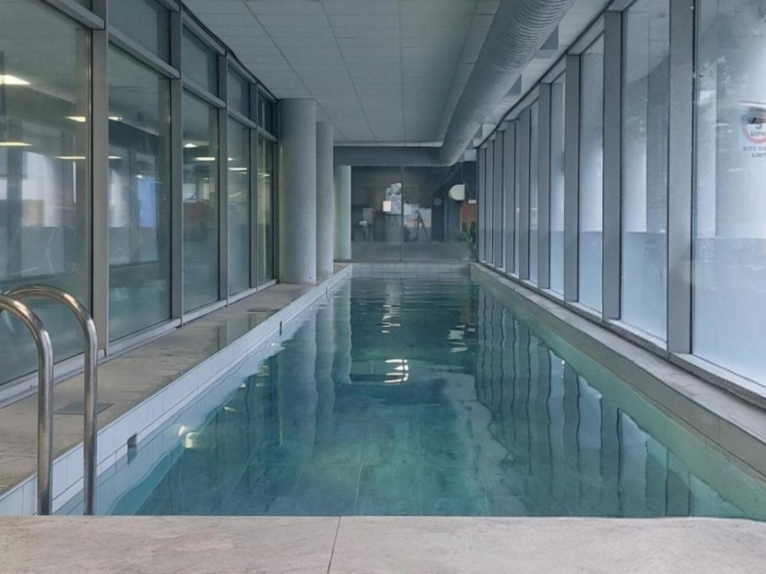 Charming 1bdr Serviced Condo! 4 Guests Pool N Free Parking Apartamento *