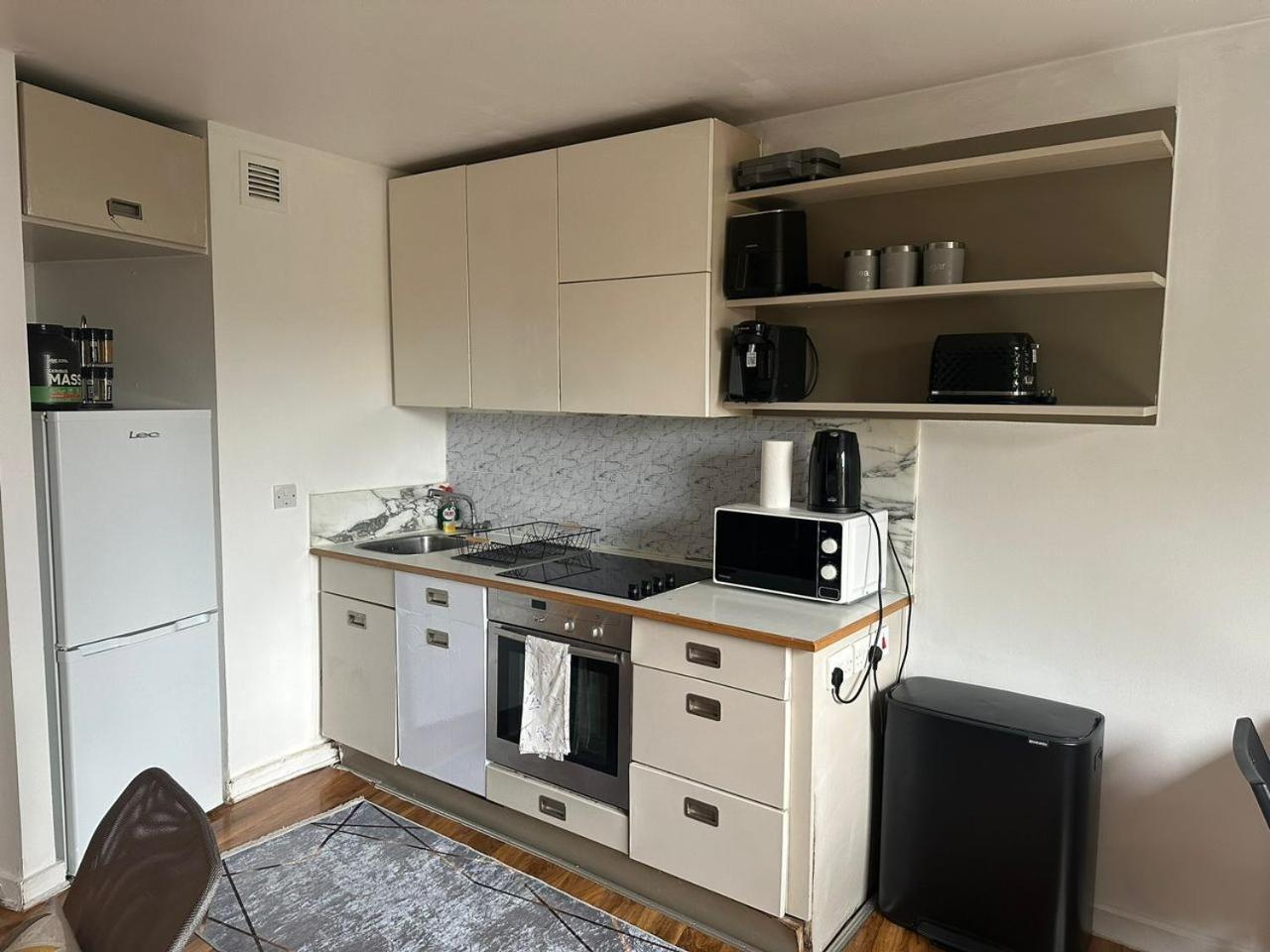Charming 1bdr Serviced Condo! 4 Guests Pool N Free Parking Londres