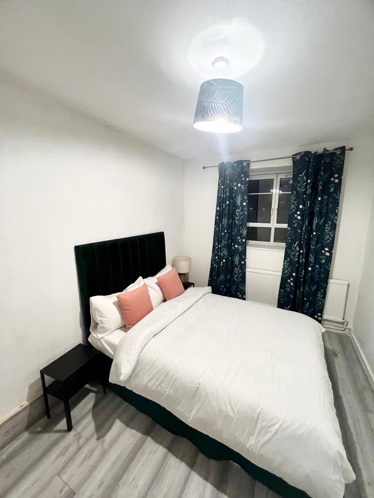 2 Bedroom Flat With Balcony In White City, Hammersmith Appartement Londres