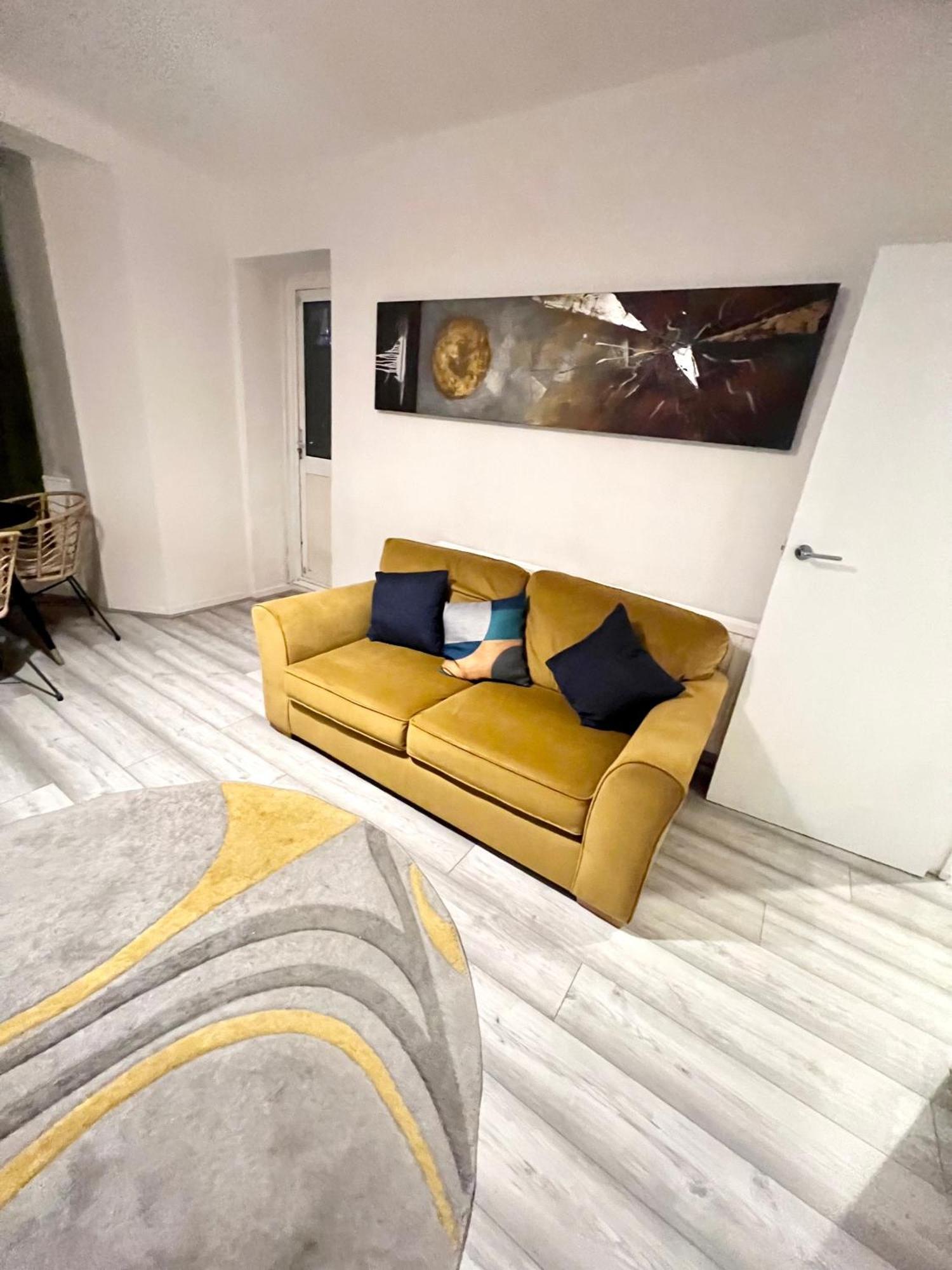 2 Bedroom Flat With Balcony In White City, Hammersmith Appartement