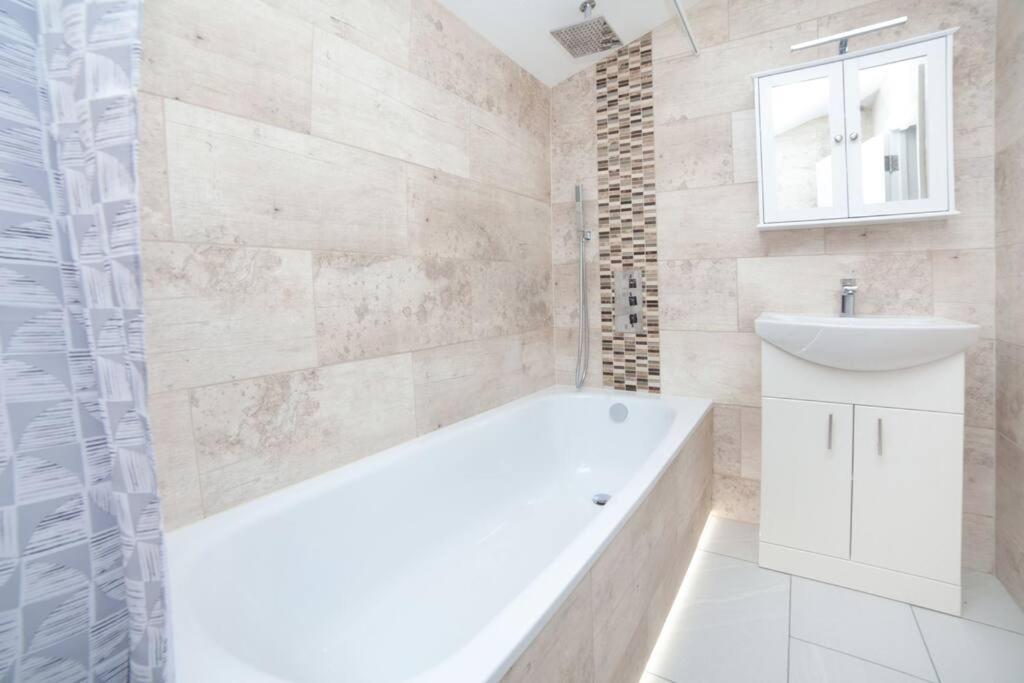 Modern Stylish 2 Bedroom In East Appartement Londres