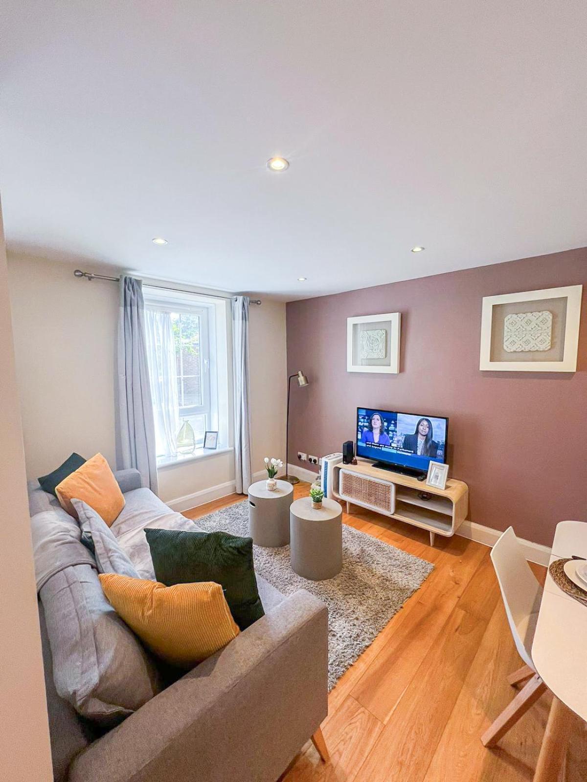 Refined 2 Bedroom Flat Few Steps From The Oval *