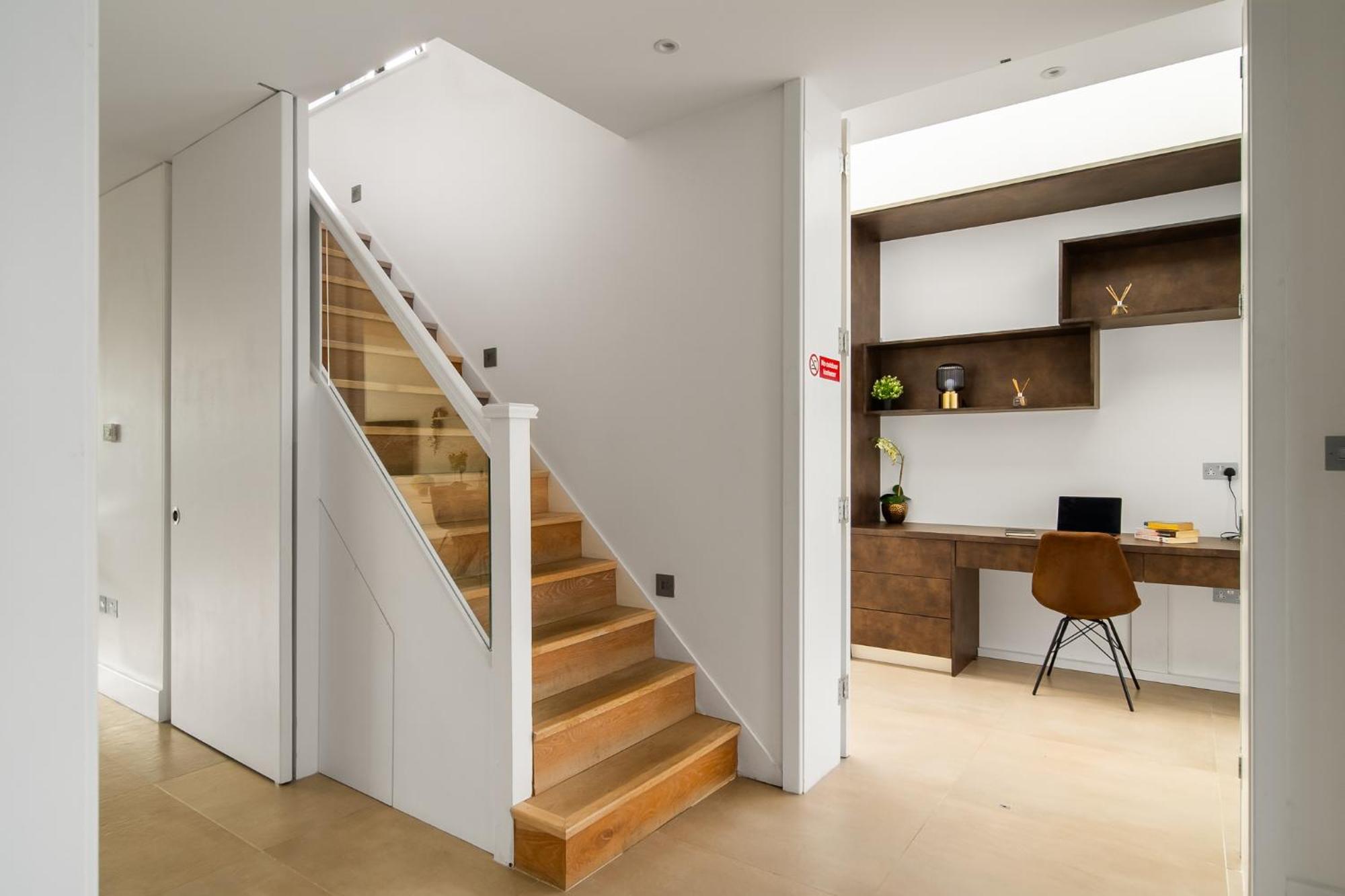 4 Bed 4 Bath House By Livestay Short Lets & Serviced With Parking, Jacuzzi & Garden Londres