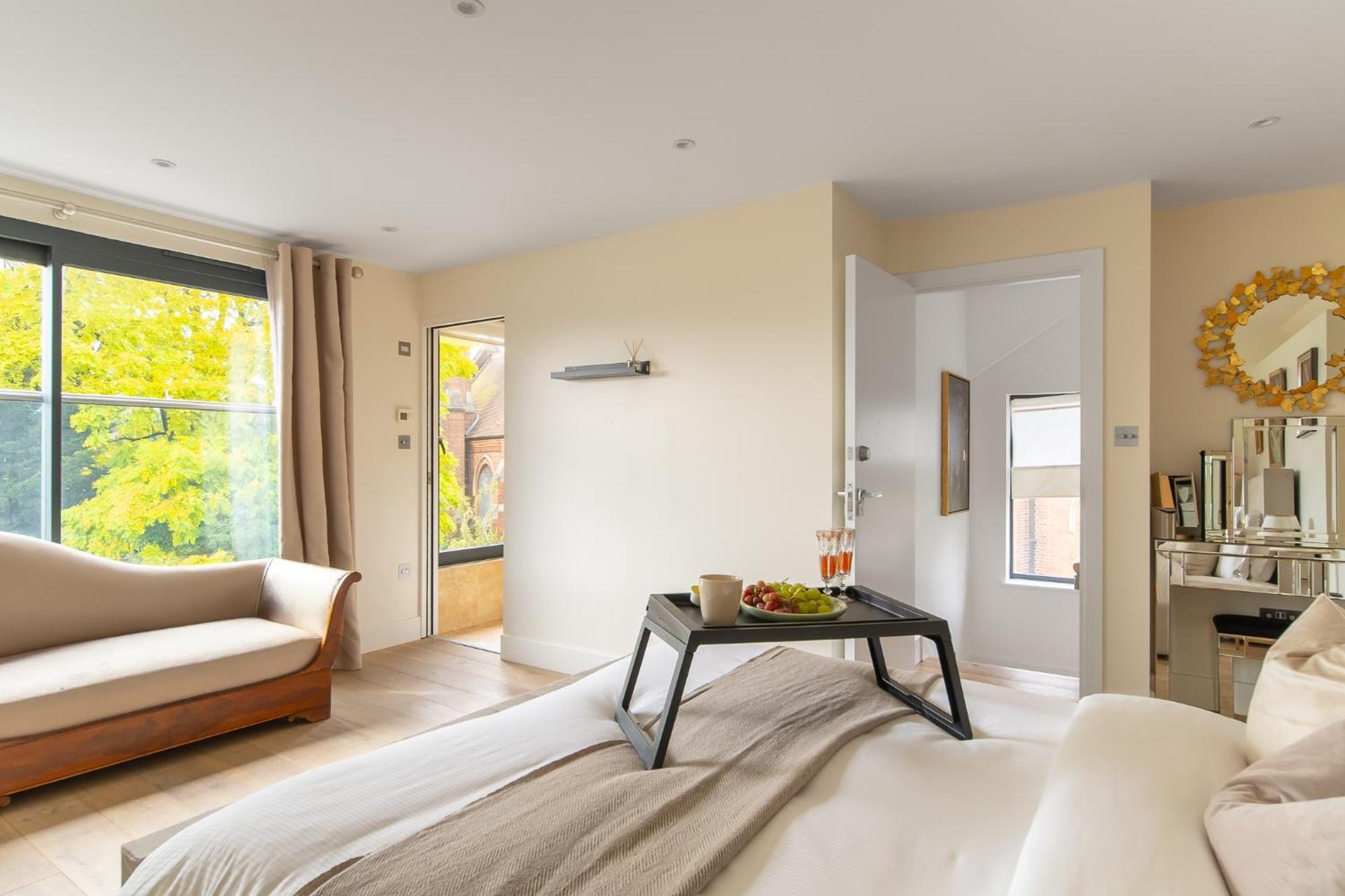 Сasa de vacaciones 4 Bed 4 Bath House By Livestay Short Lets & Serviced With Parking, Jacuzzi & Garden *