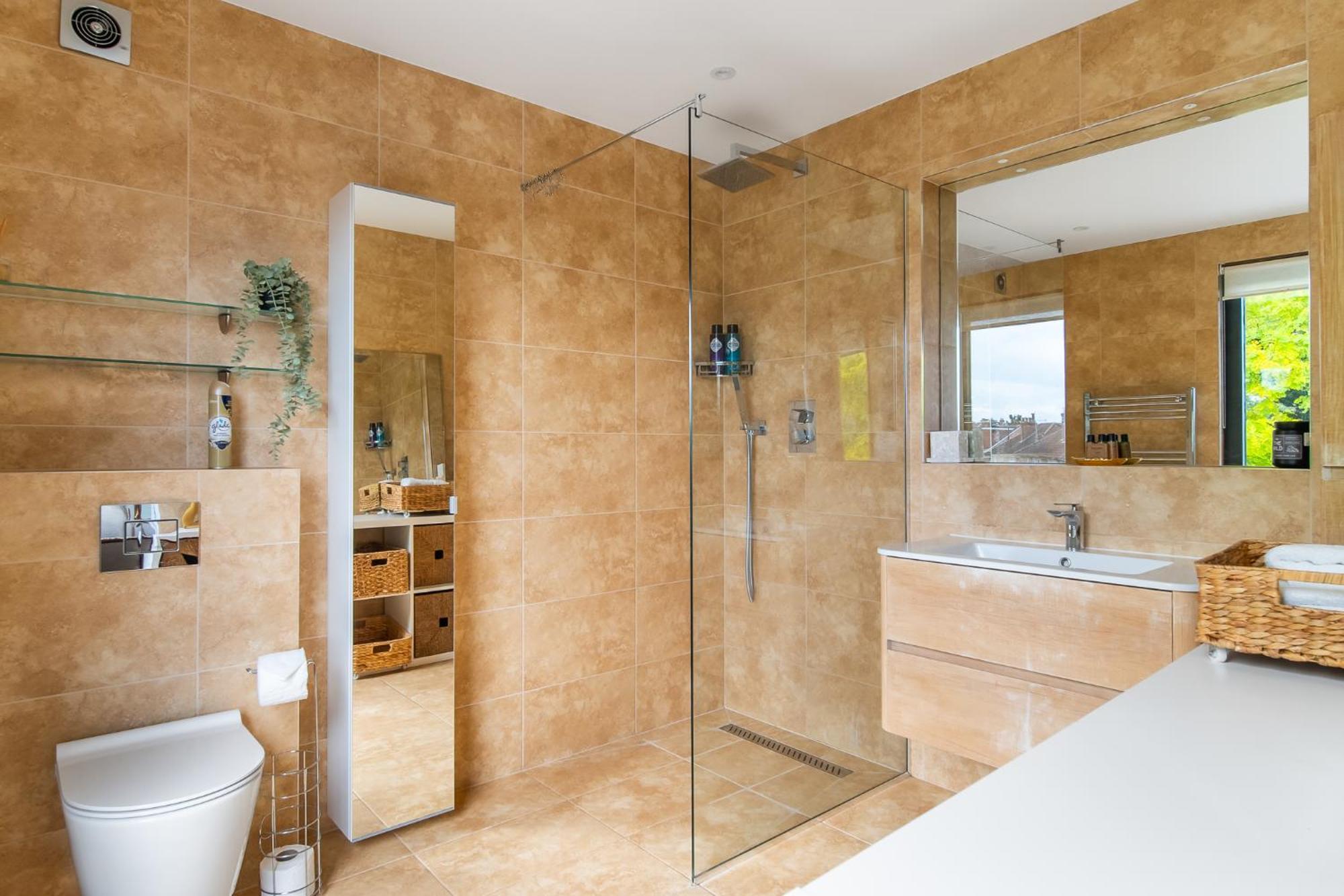 Сasa de vacaciones 4 Bed 4 Bath House By Livestay Short Lets & Serviced With Parking, Jacuzzi & Garden Londres