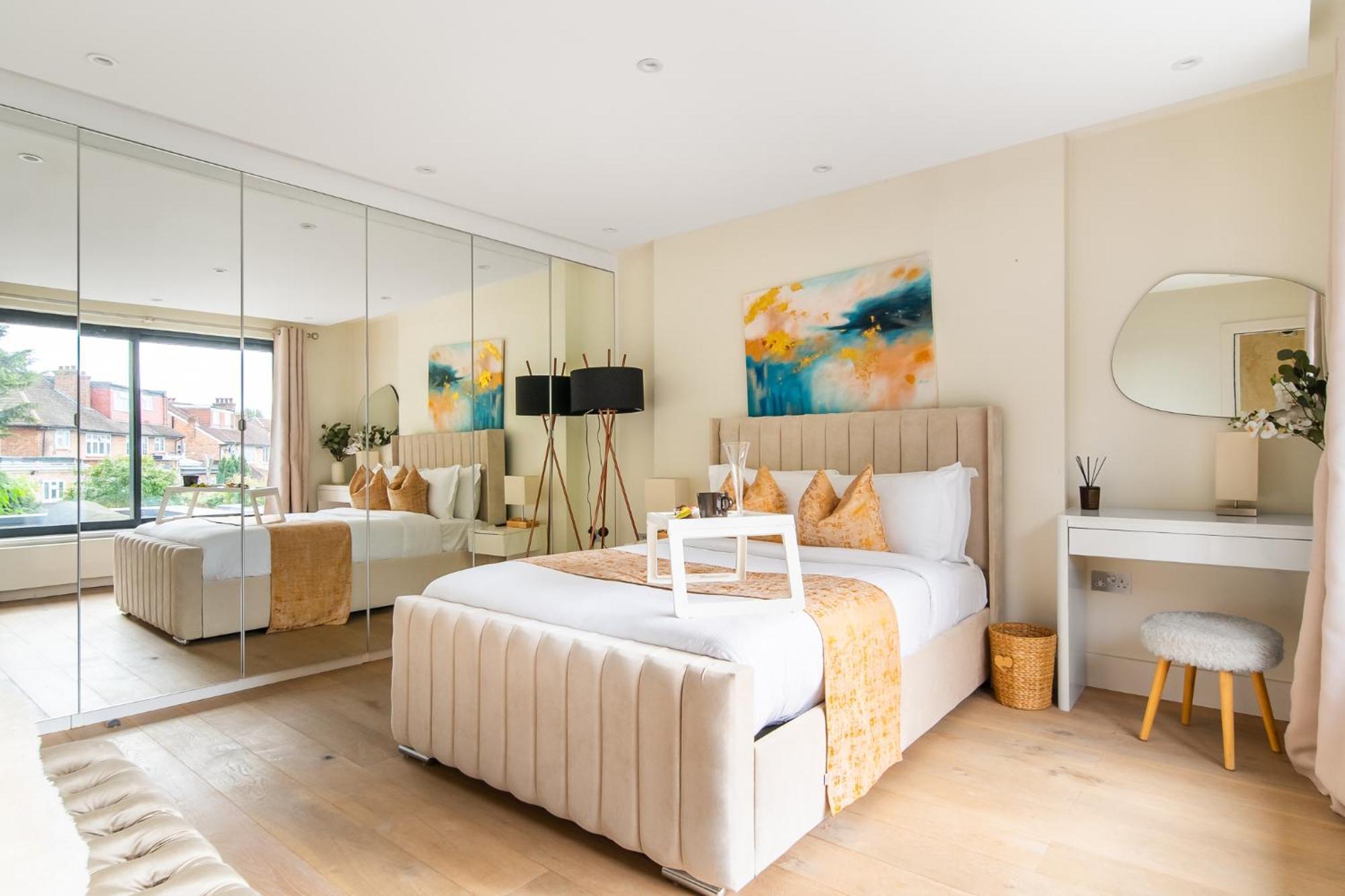 4 Bed 4 Bath House By Livestay Short Lets & Serviced With Parking, Jacuzzi & Garden Сasa de vacaciones *