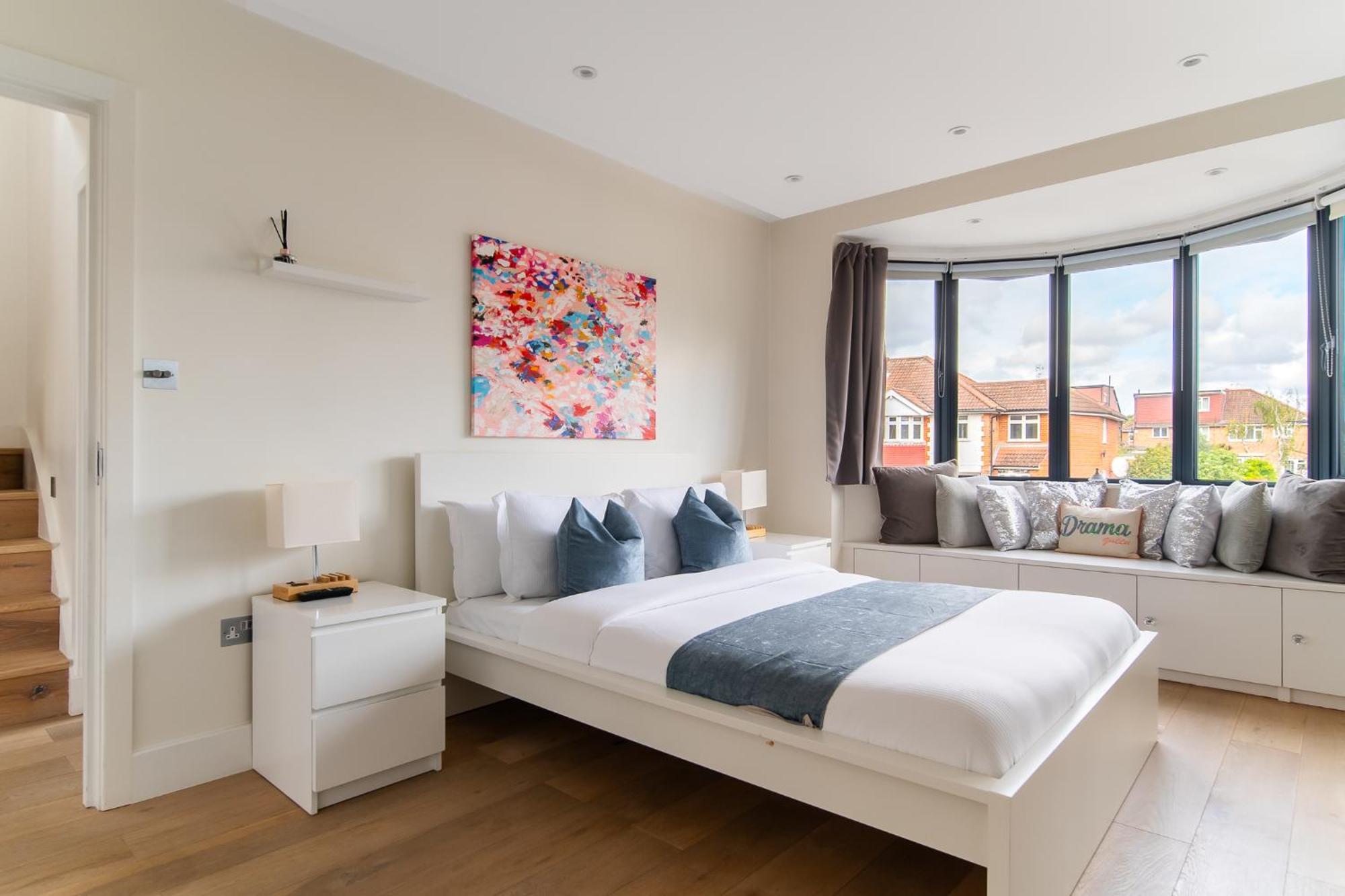 4 Bed 4 Bath House By Livestay Short Lets & Serviced With Parking, Jacuzzi & Garden Сasa de vacaciones Londres