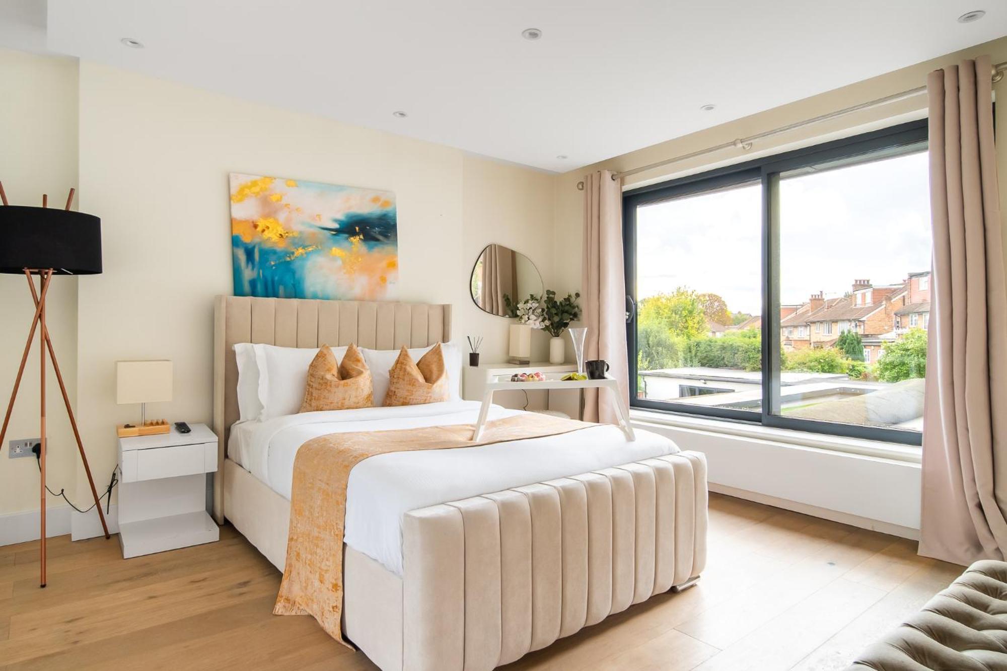 Сasa de vacaciones 4 Bed 4 Bath House By Livestay Short Lets & Serviced With Parking, Jacuzzi & Garden