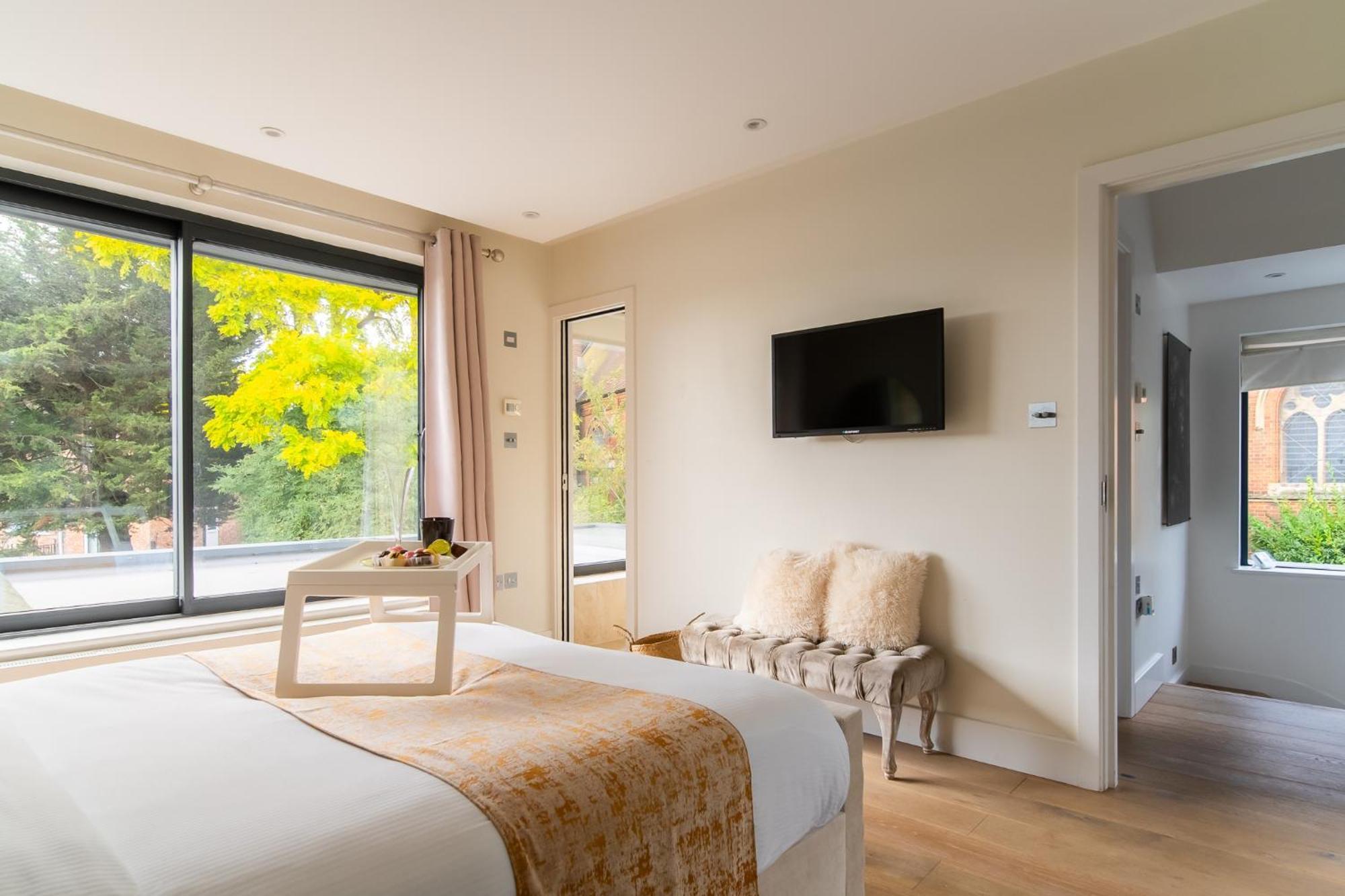 4 Bed 4 Bath House By Livestay Short Lets & Serviced With Parking, Jacuzzi & Garden Londres