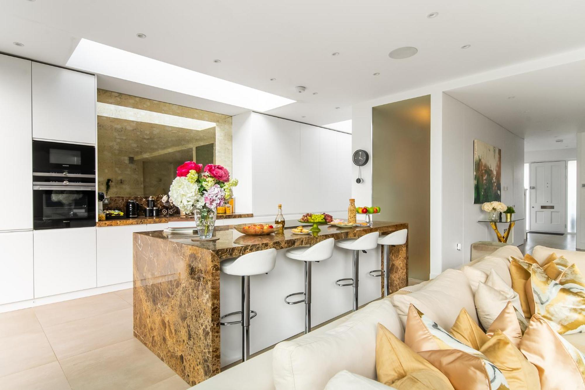 4 Bed 4 Bath House By Livestay Short Lets & Serviced With Parking, Jacuzzi & Garden Сasa de vacaciones Londres