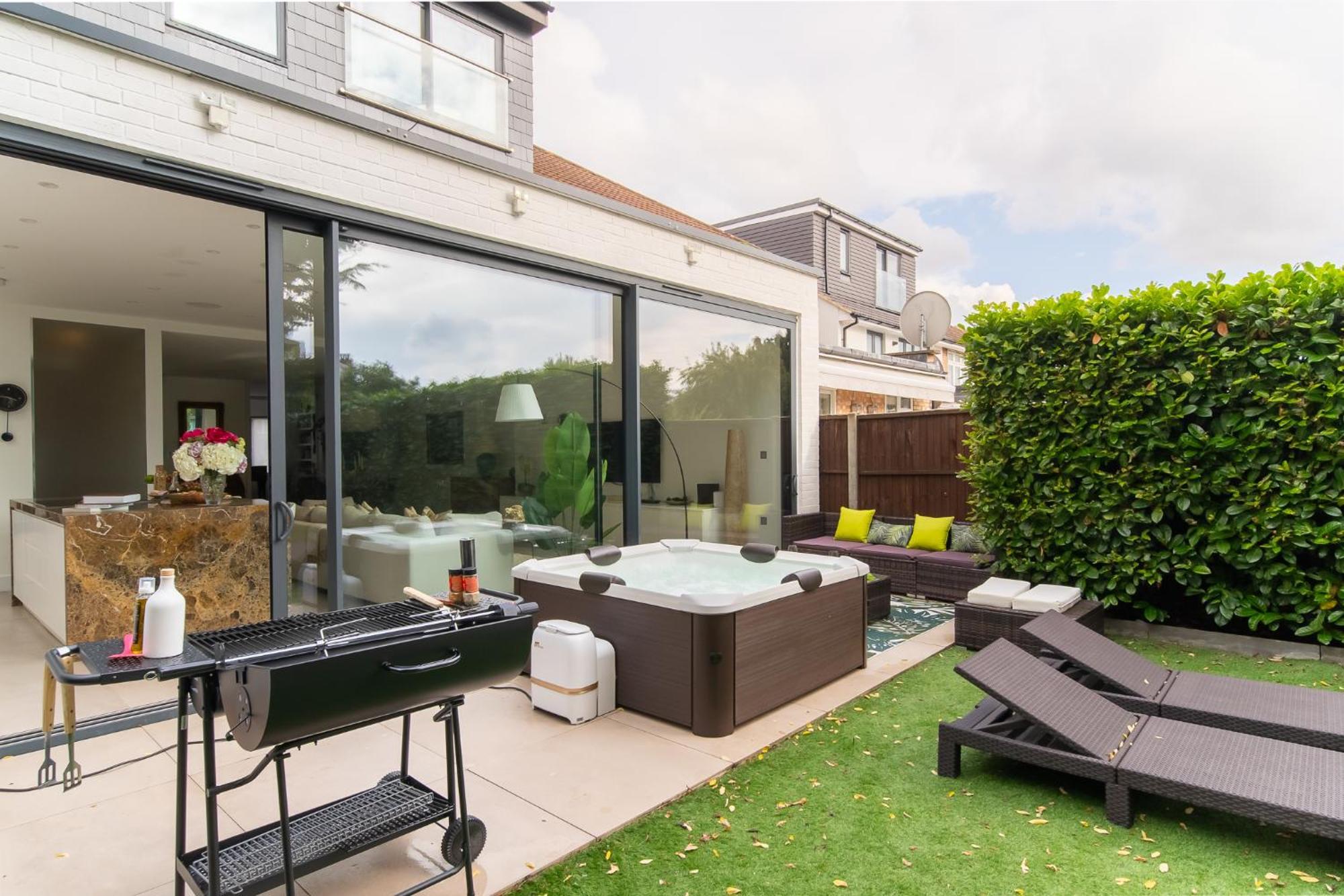 4 Bed 4 Bath House By Livestay Short Lets & Serviced With Parking, Jacuzzi & Garden Сasa de vacaciones Londres