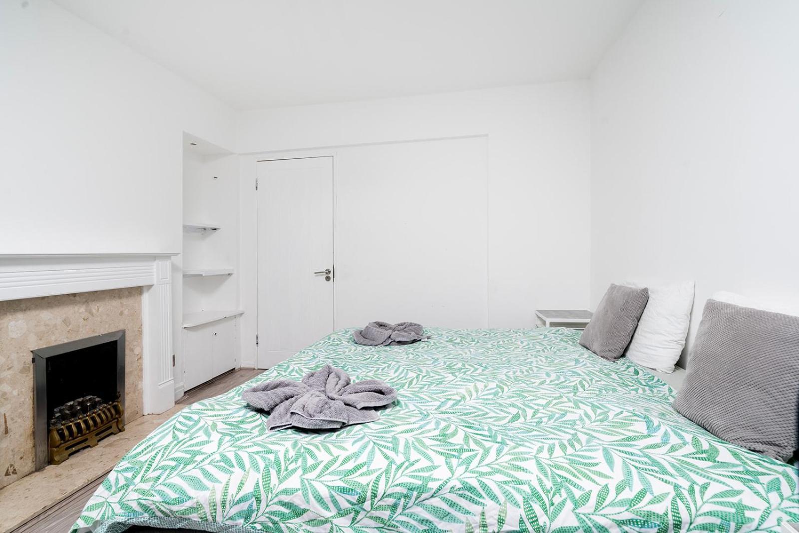Large 4 Bedroom House With Parking Available Appartement