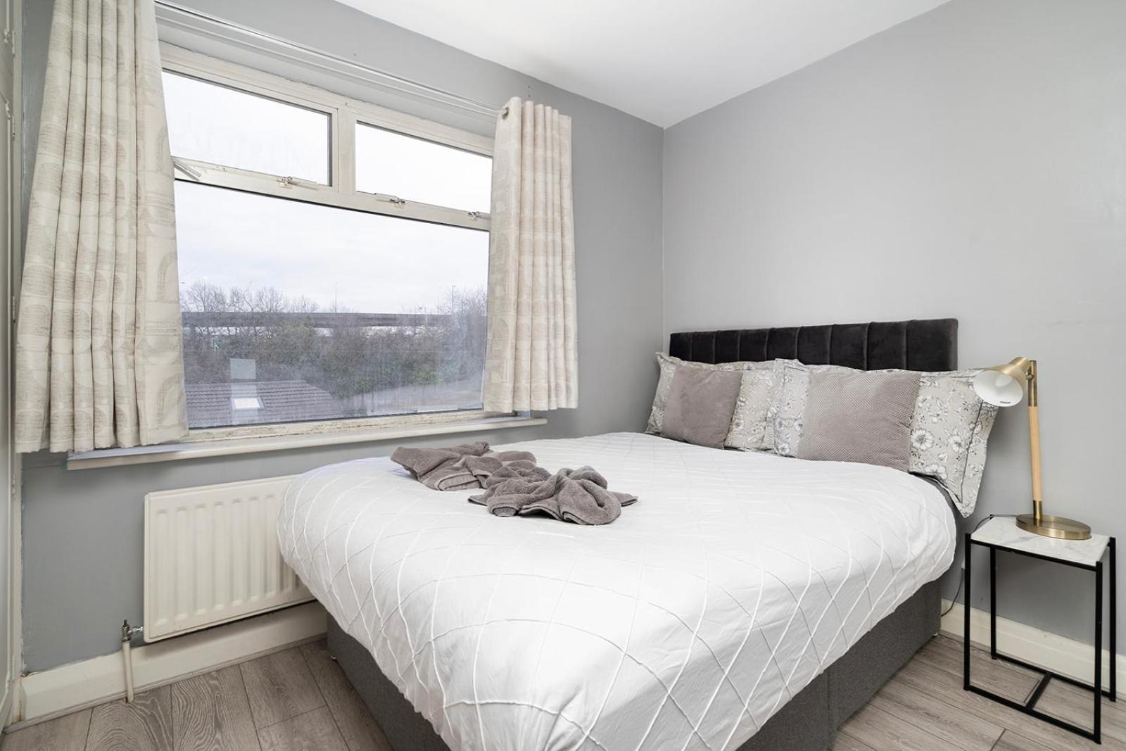 Large 4 Bedroom House With Parking Available Londen