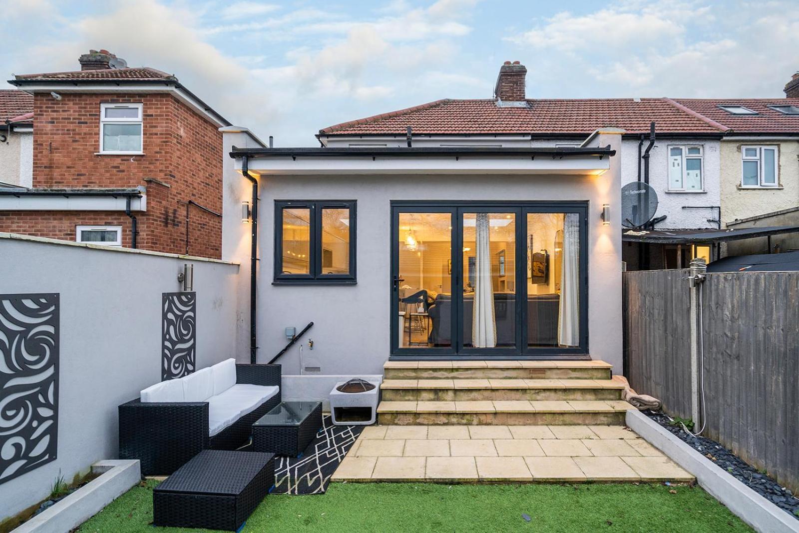 Large 4 Bedroom House With Parking Available Appartement Londen