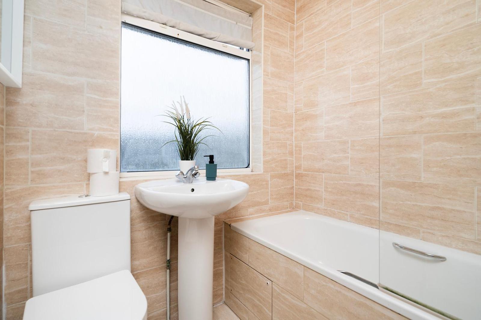 Large 4 Bedroom House With Parking Available Londen