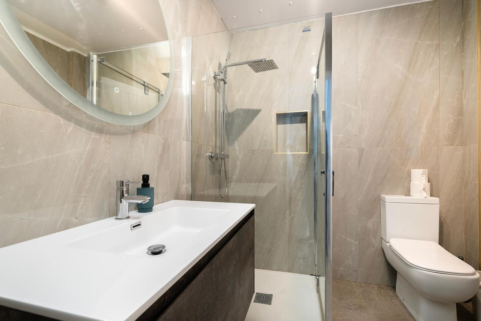 Appartement Large 4 Bedroom House With Parking Available