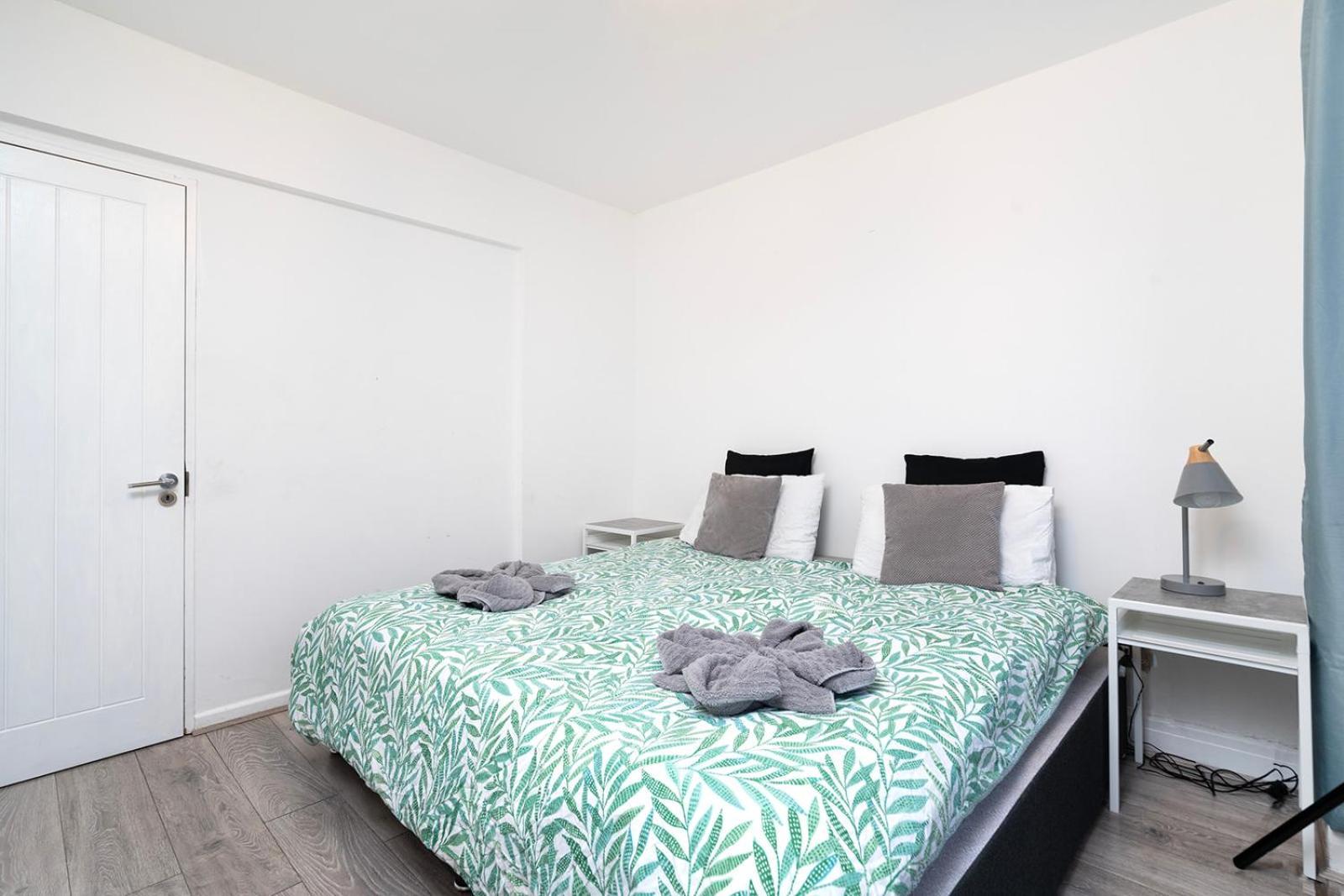 Large 4 Bedroom House With Parking Available Appartement Londen