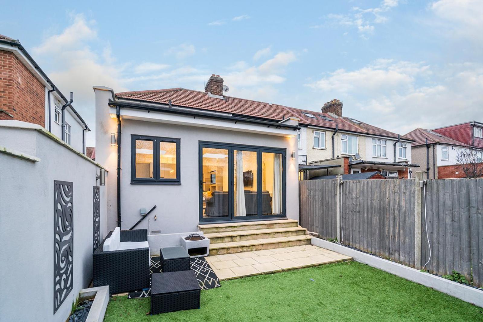 Large 4 Bedroom House With Parking Available * Londen