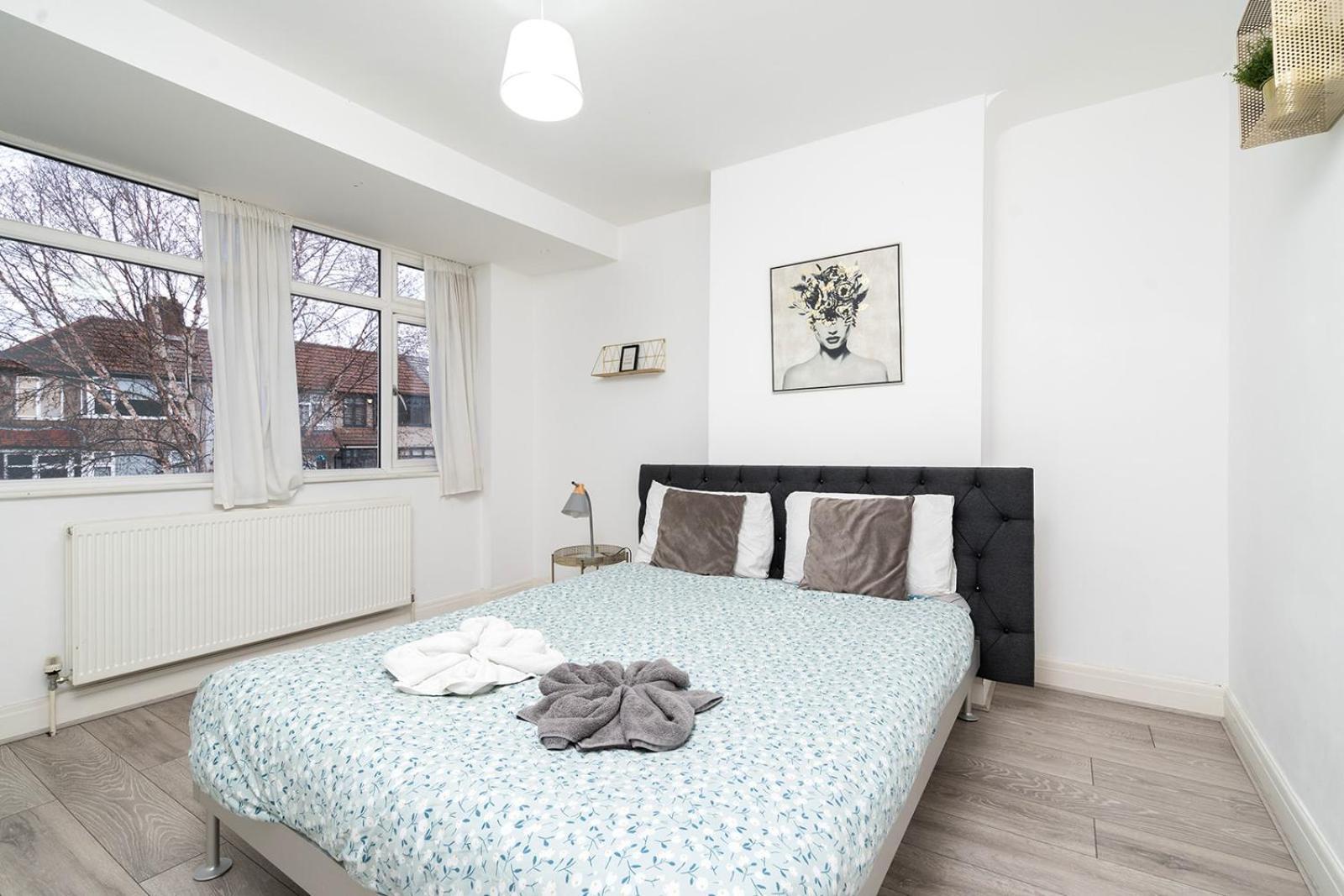 Large 4 Bedroom House With Parking Available Appartement *